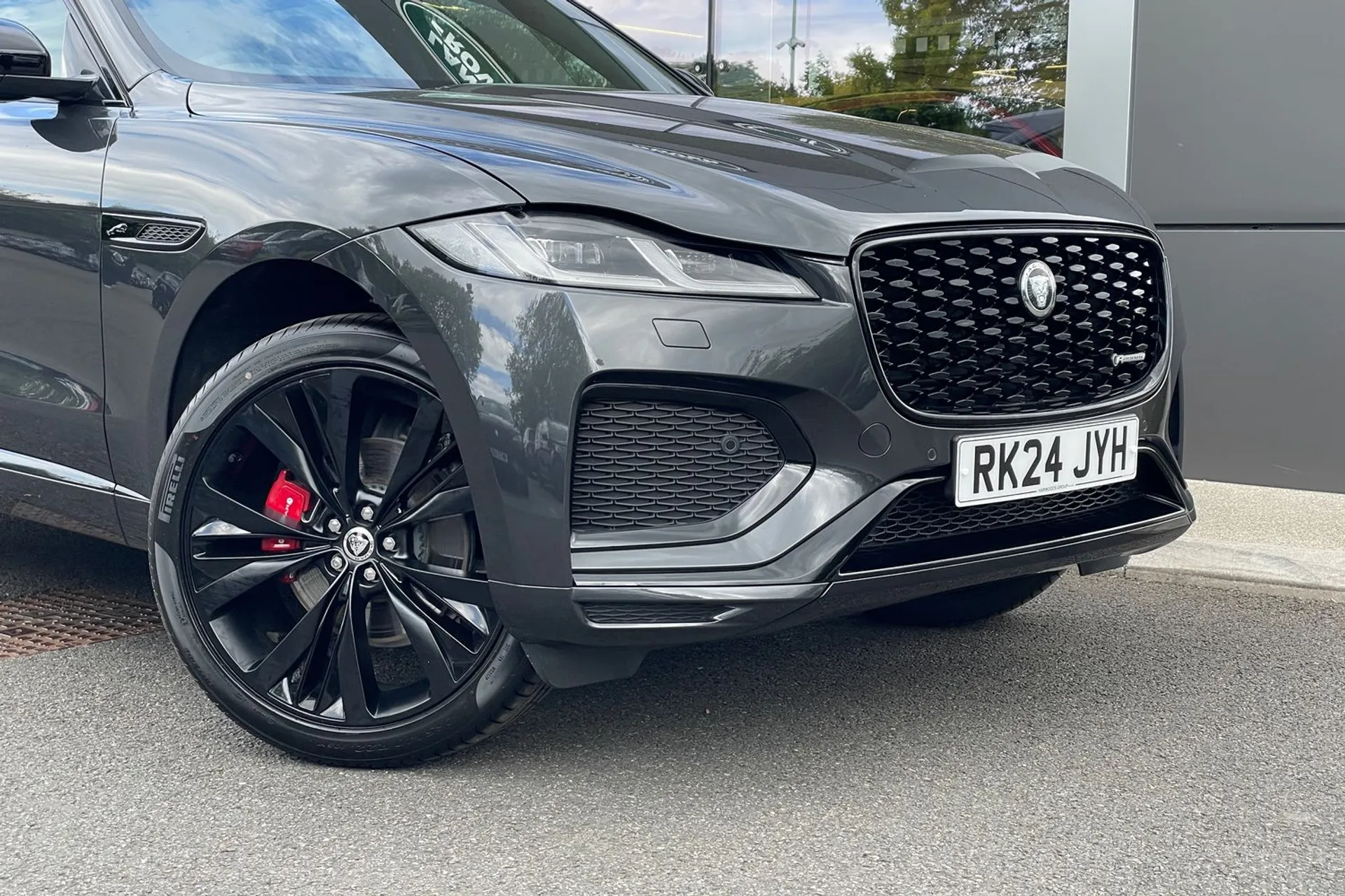 Jaguar F-PACE thumbnail image number 30