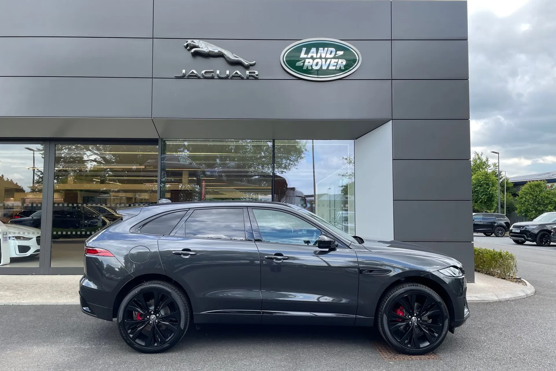 Jaguar F-PACE thumbnail image number 2