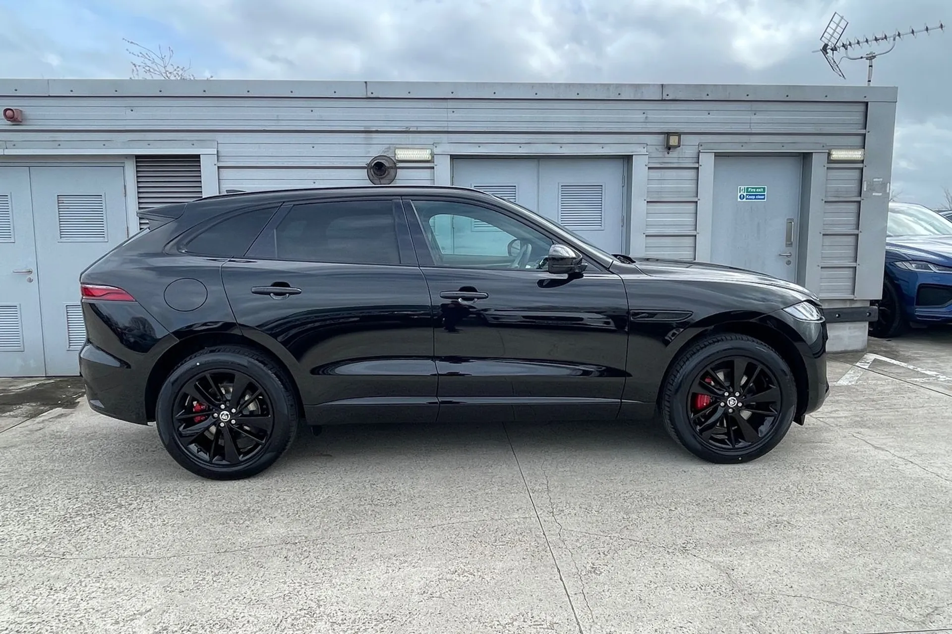 Jaguar F-PACE thumbnail image number 2