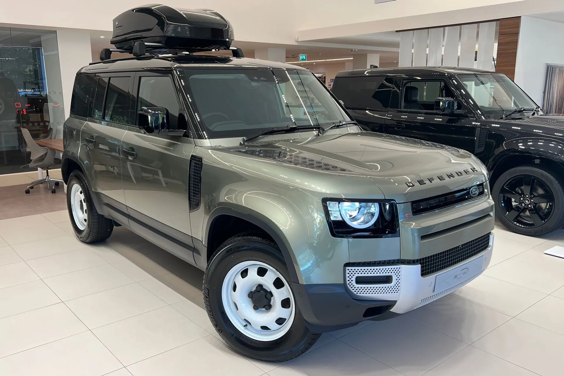 LAND ROVER Defender 110 focused image