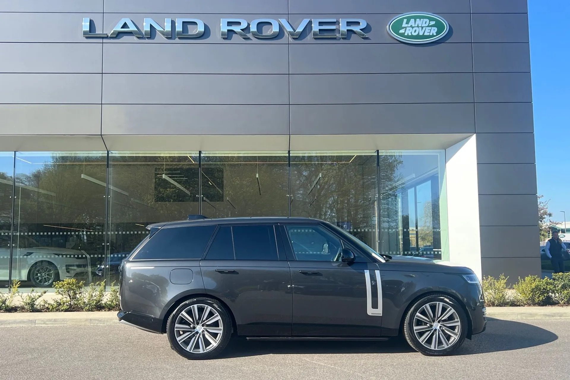 LAND ROVER RANGE ROVER thumbnail image number 2