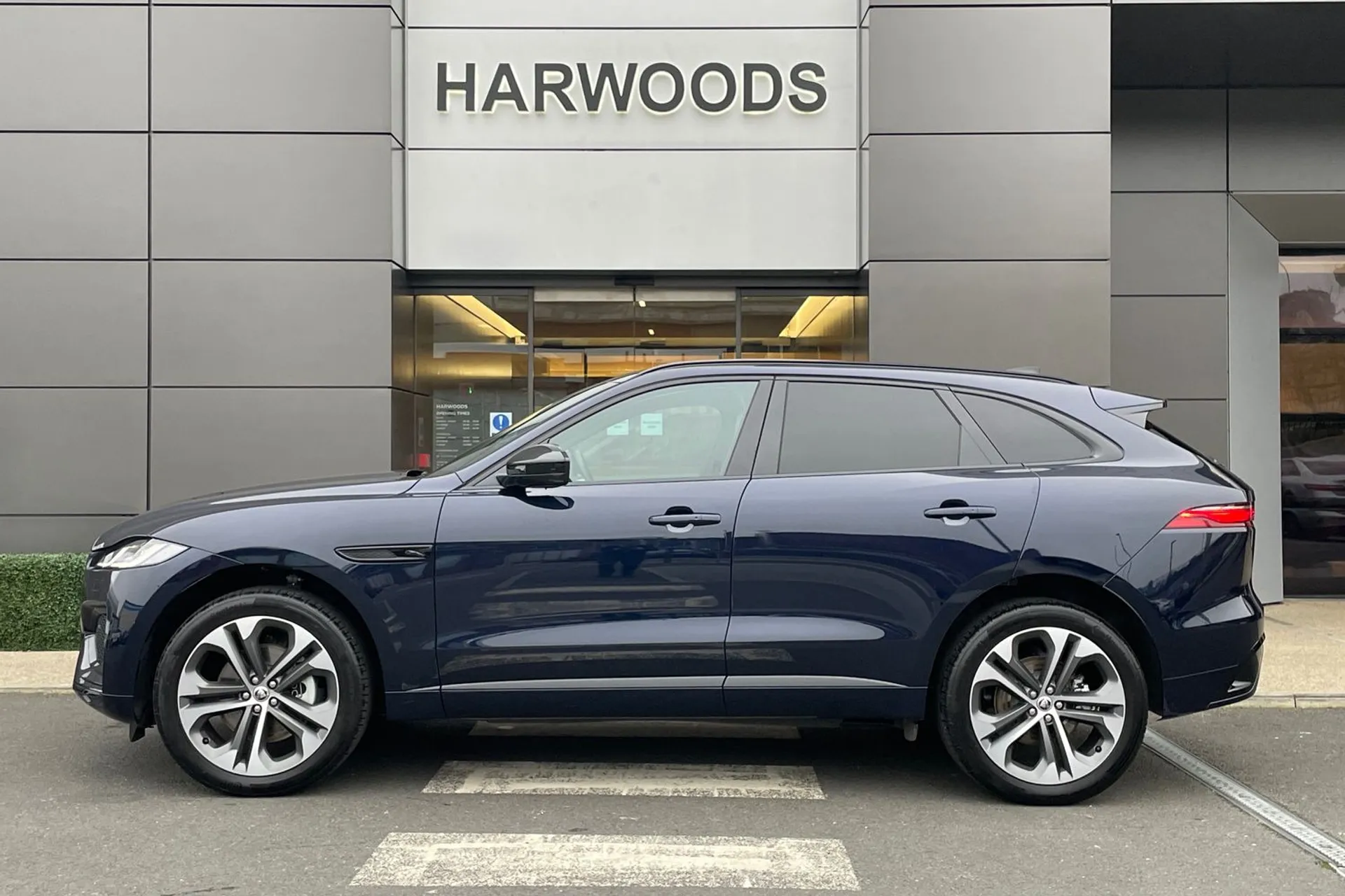 Jaguar F-PACE thumbnail image number 13