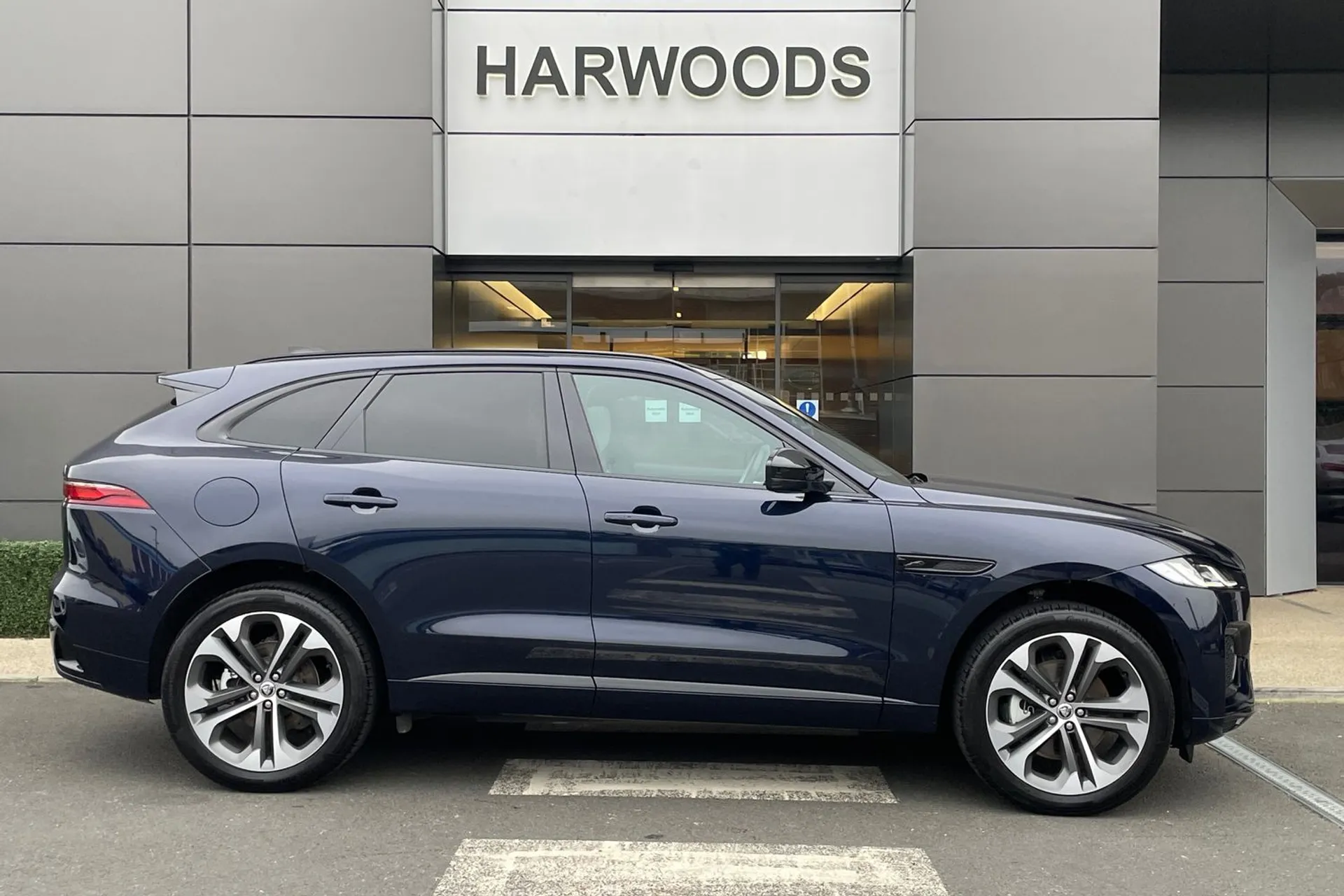 Jaguar F-PACE thumbnail image number 2