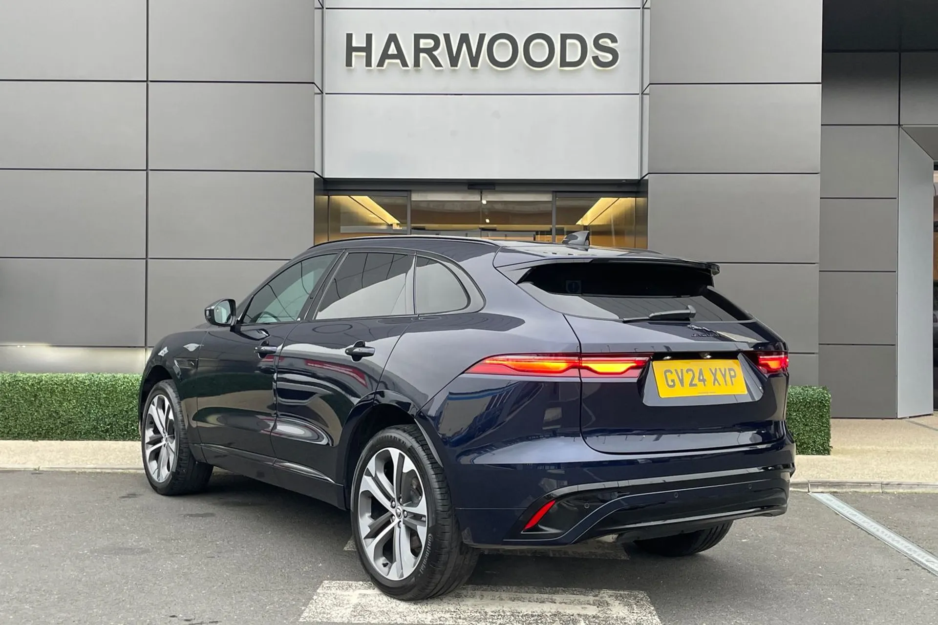 Jaguar F-PACE thumbnail image number 9