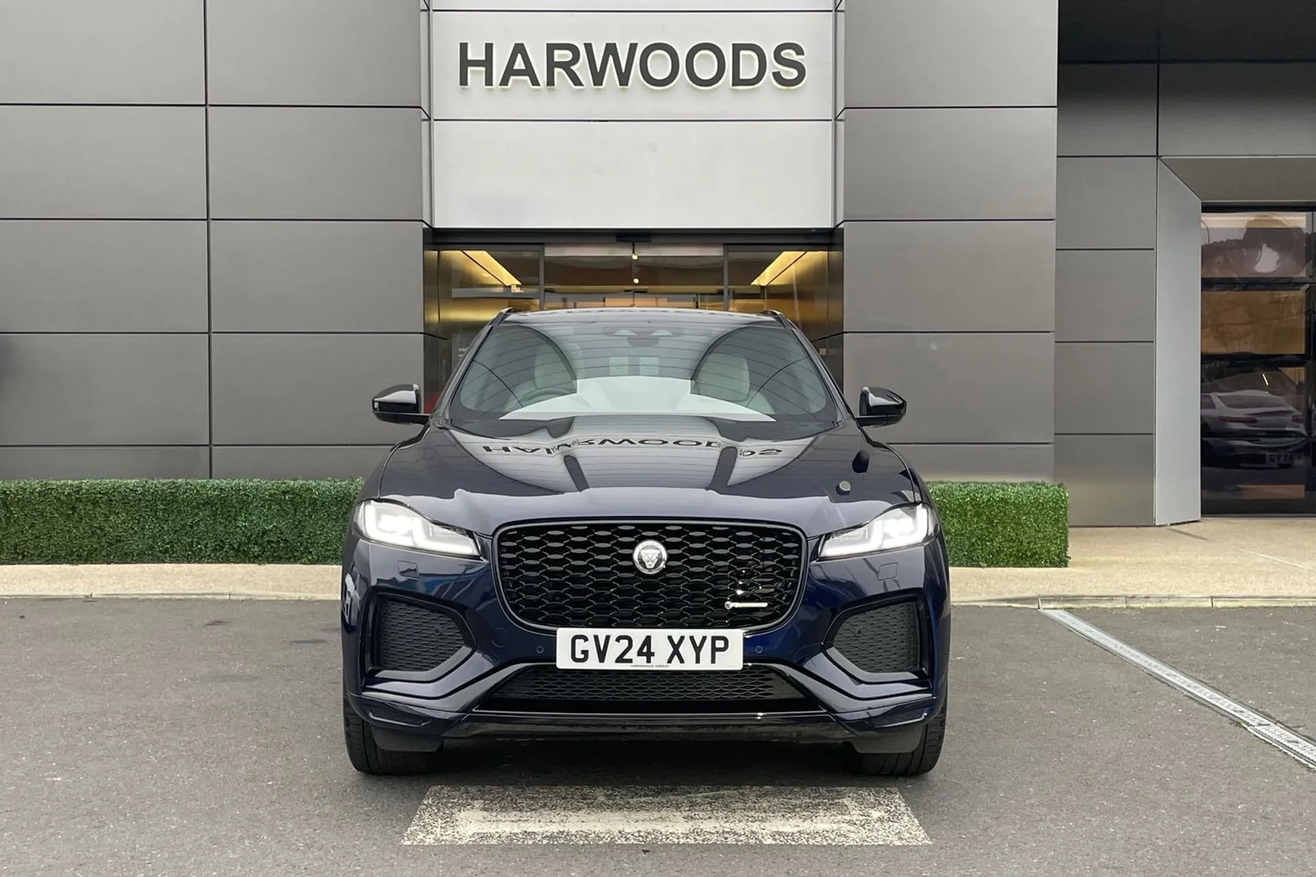 Jaguar F-PACE thumbnail image number 15