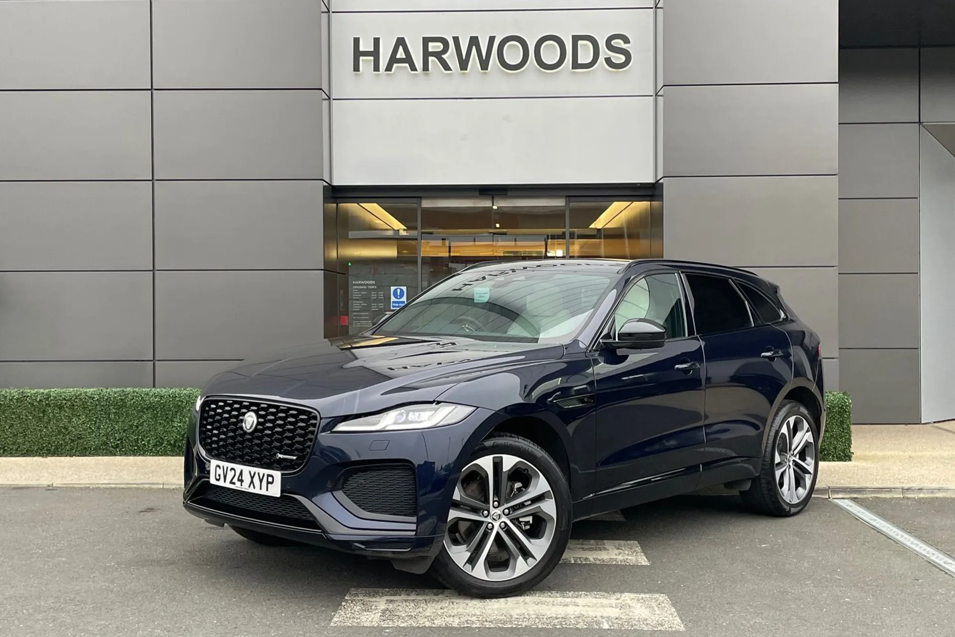 Jaguar F-PACE thumbnail image number 14