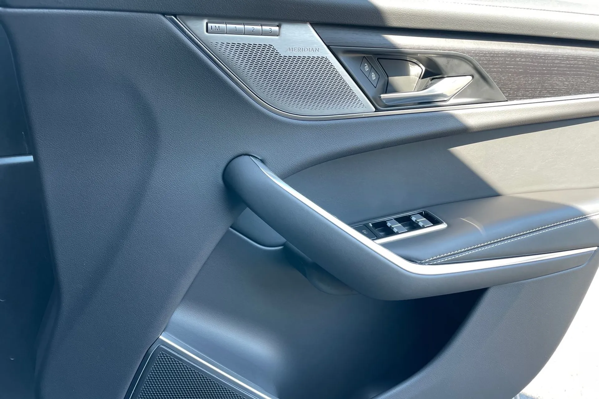 Jaguar F-PACE thumbnail image number 46