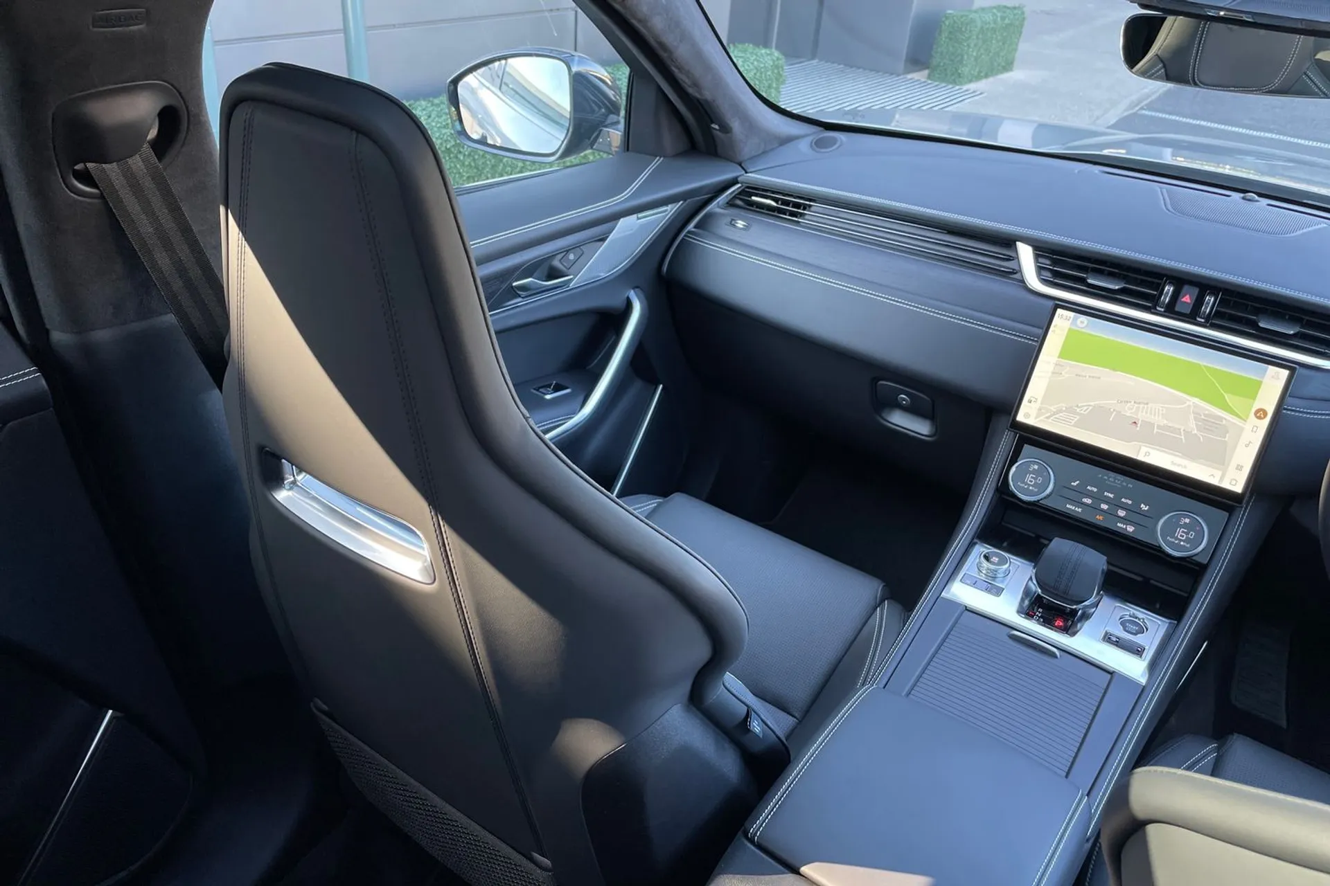 Jaguar F-PACE thumbnail image number 37