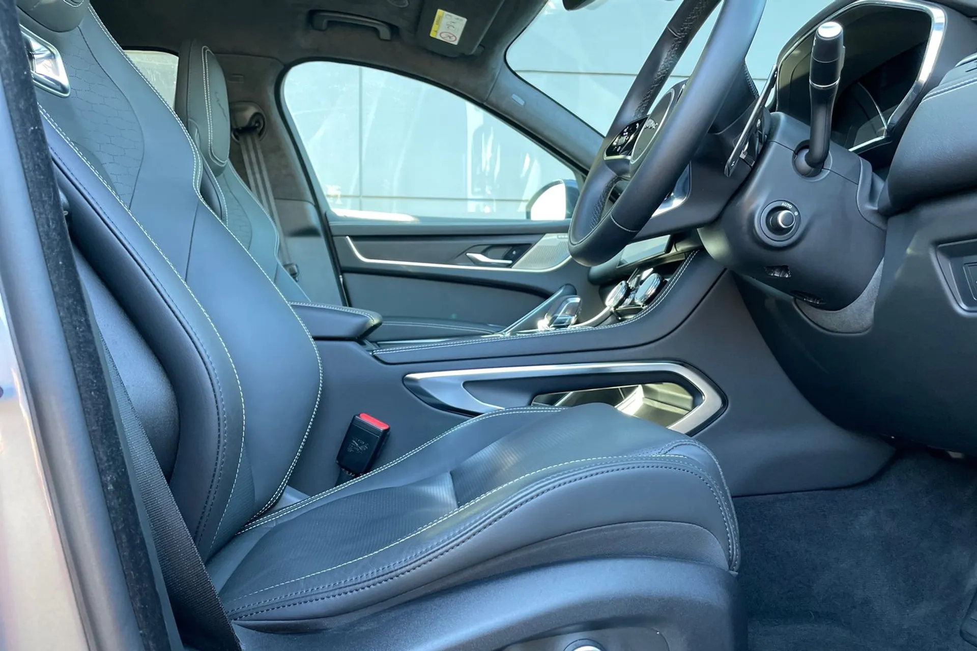 Jaguar F-PACE thumbnail image number 31