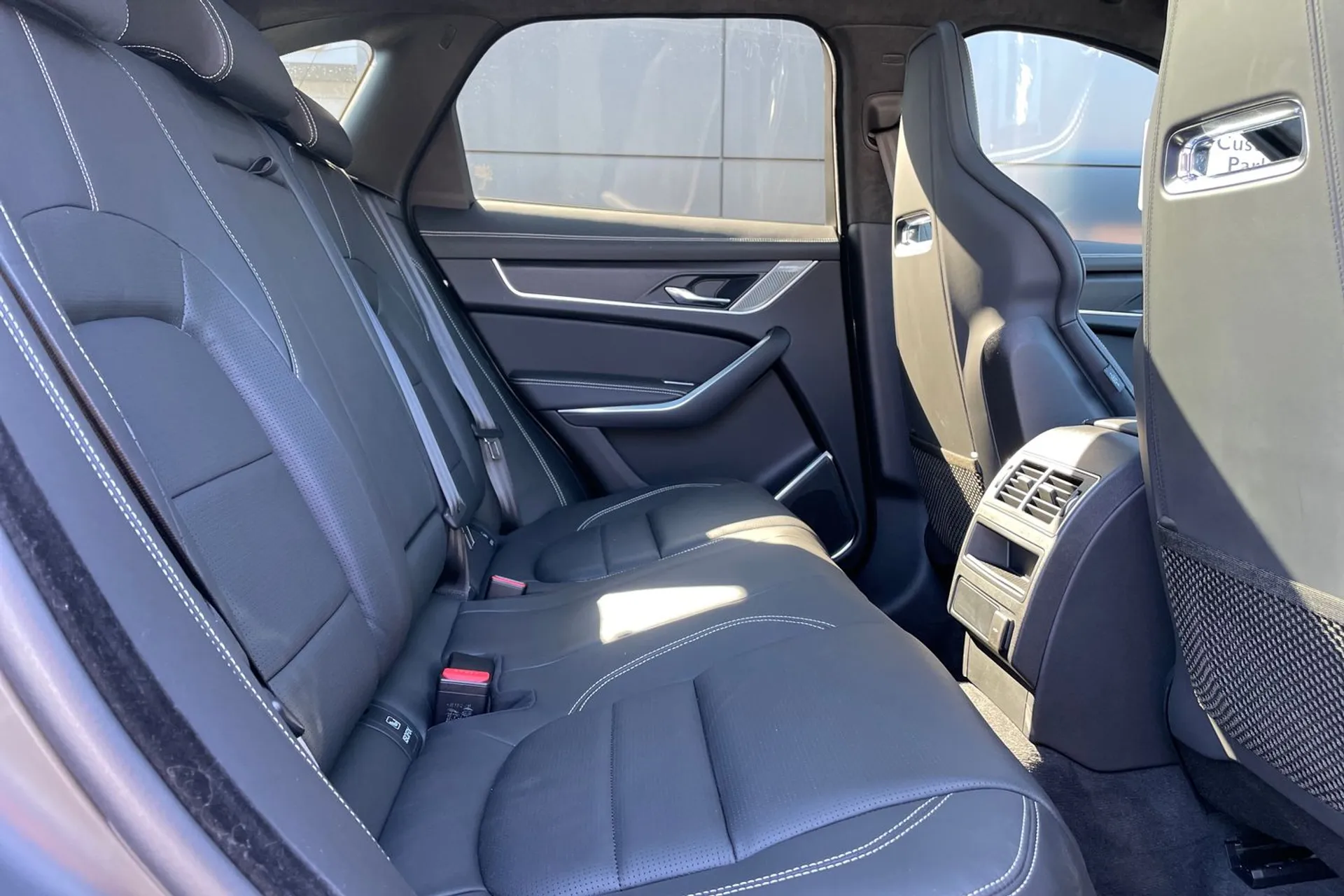 Jaguar F-PACE thumbnail image number 28