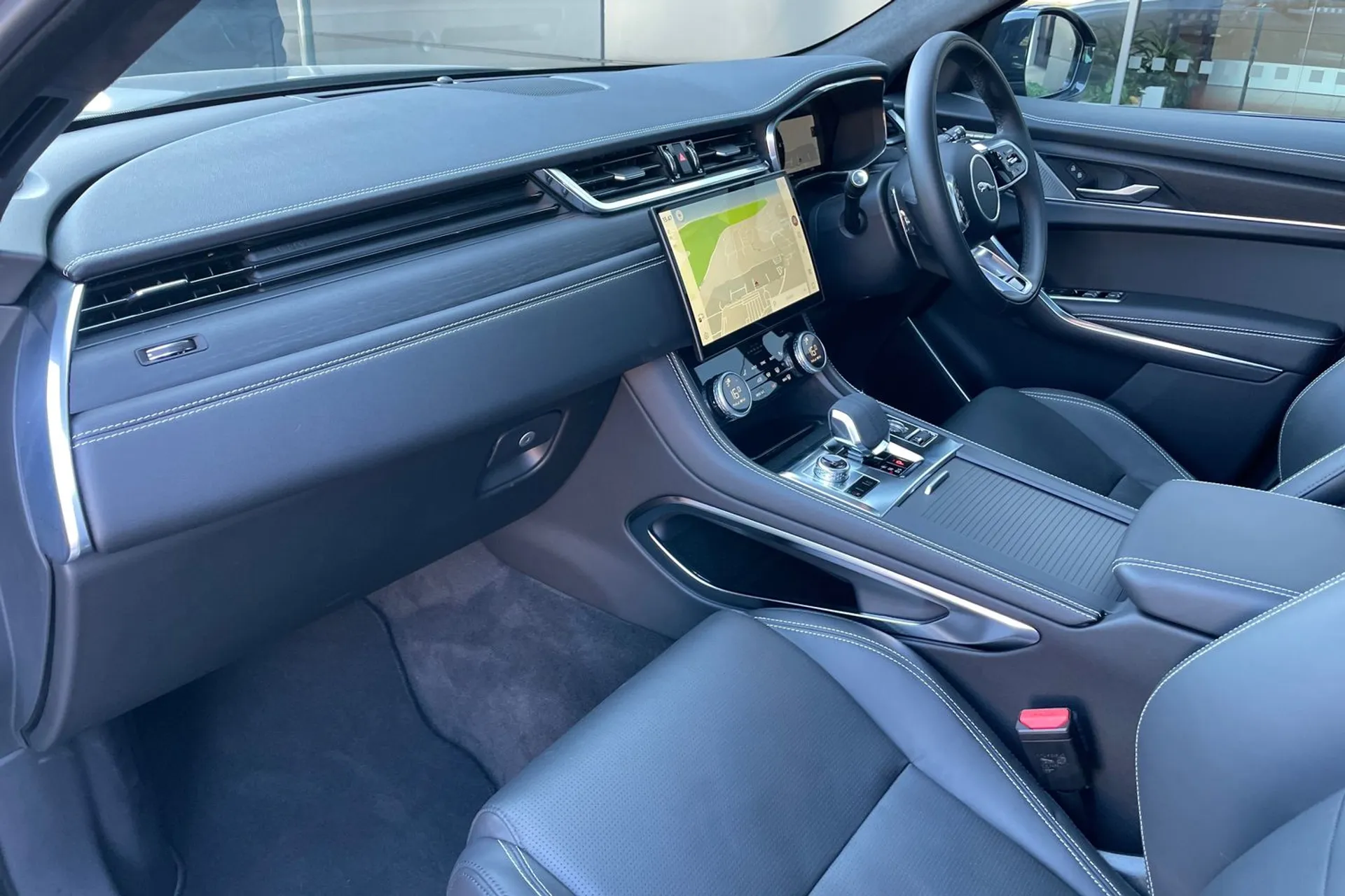 Jaguar F-PACE thumbnail image number 33