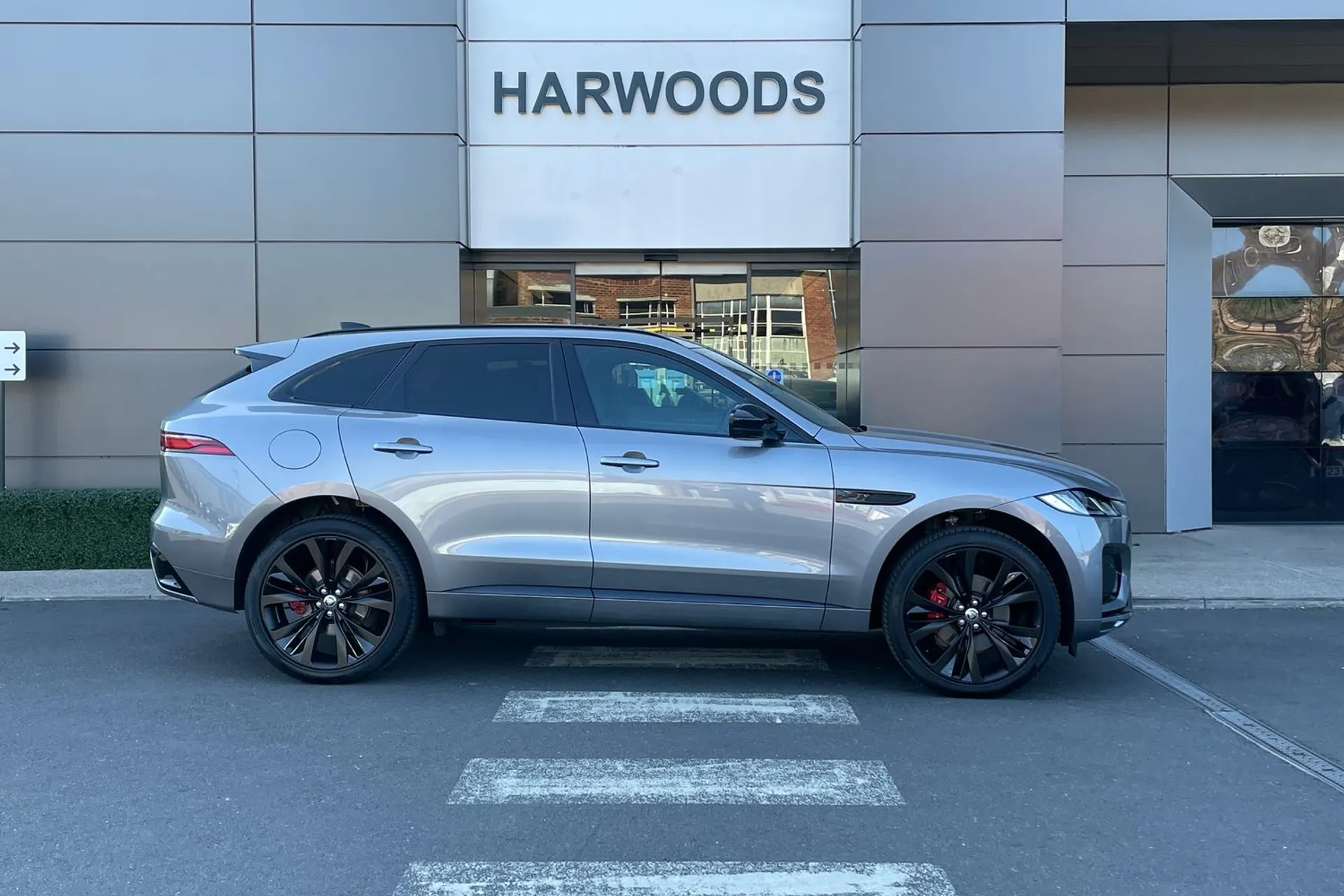 Jaguar F-PACE thumbnail image number 2