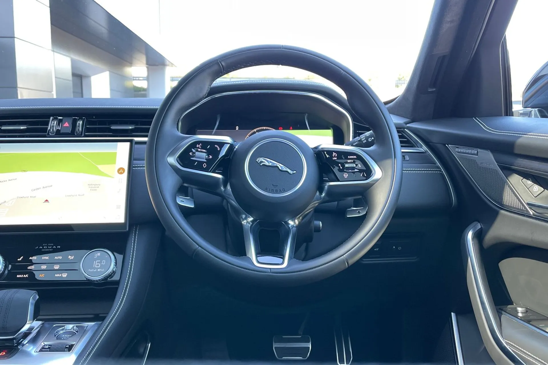 Jaguar F-PACE thumbnail image number 39