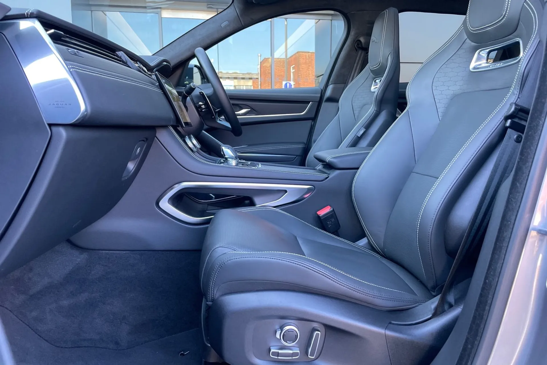 Jaguar F-PACE thumbnail image number 34
