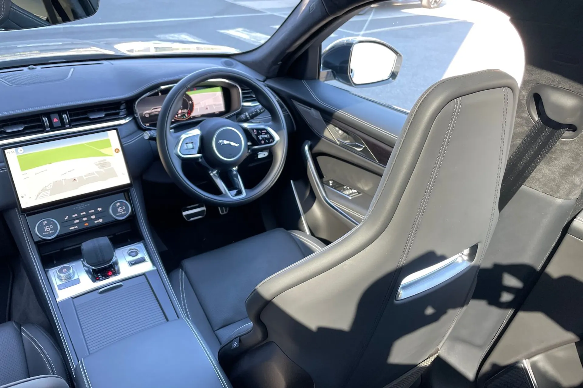Jaguar F-PACE thumbnail image number 38