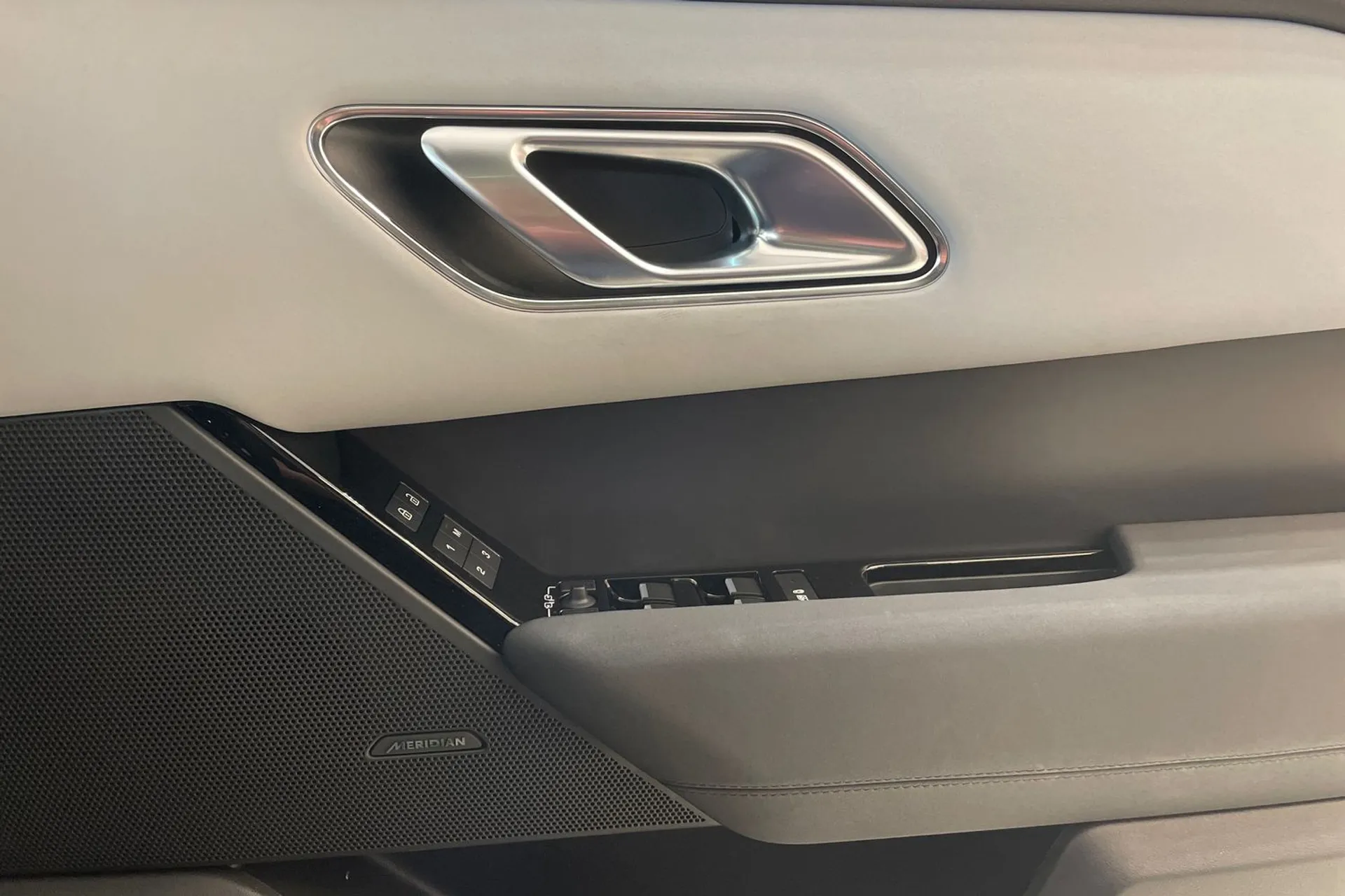 LAND ROVER RANGE ROVER VELAR thumbnail image number 48