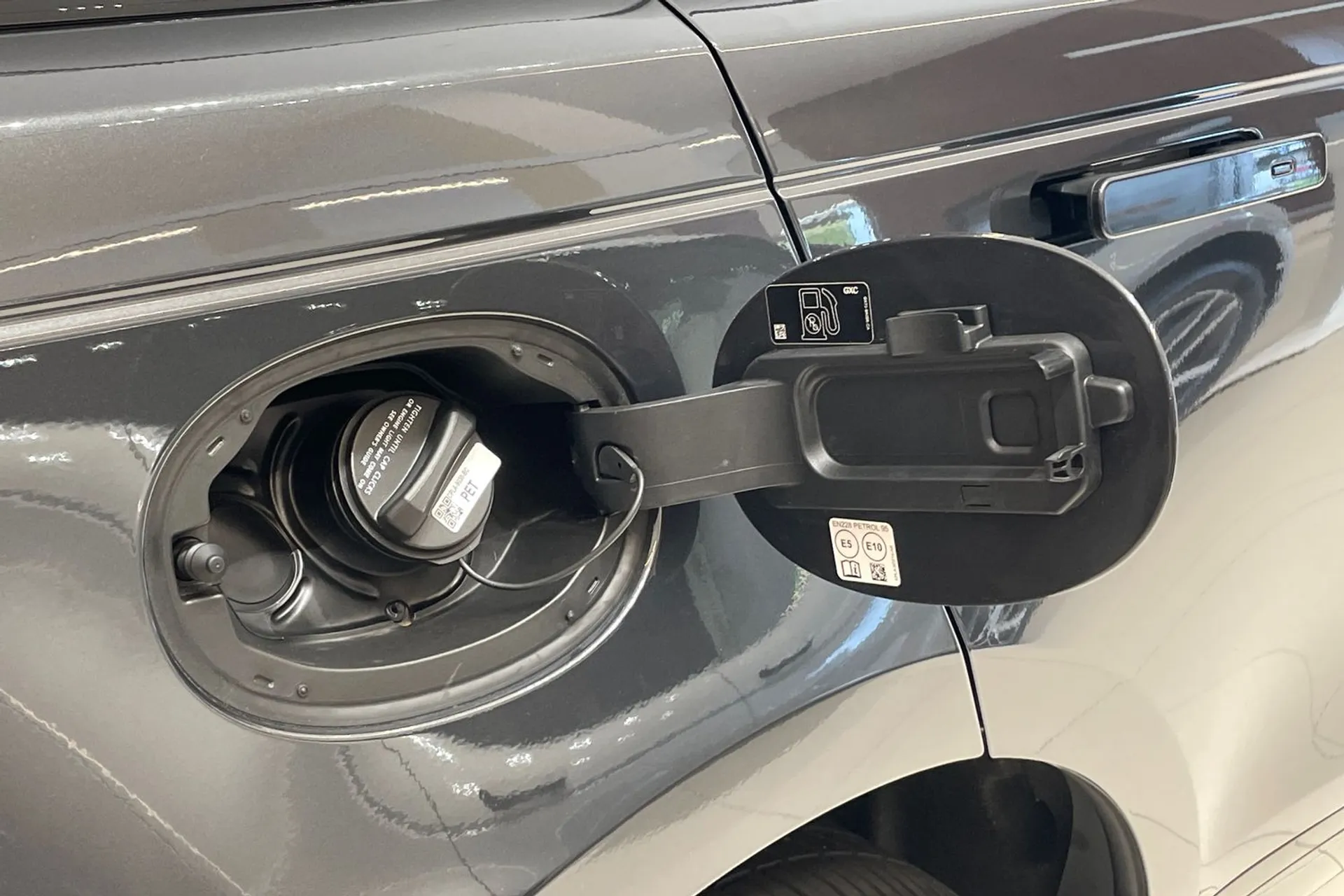 LAND ROVER RANGE ROVER VELAR thumbnail image number 24