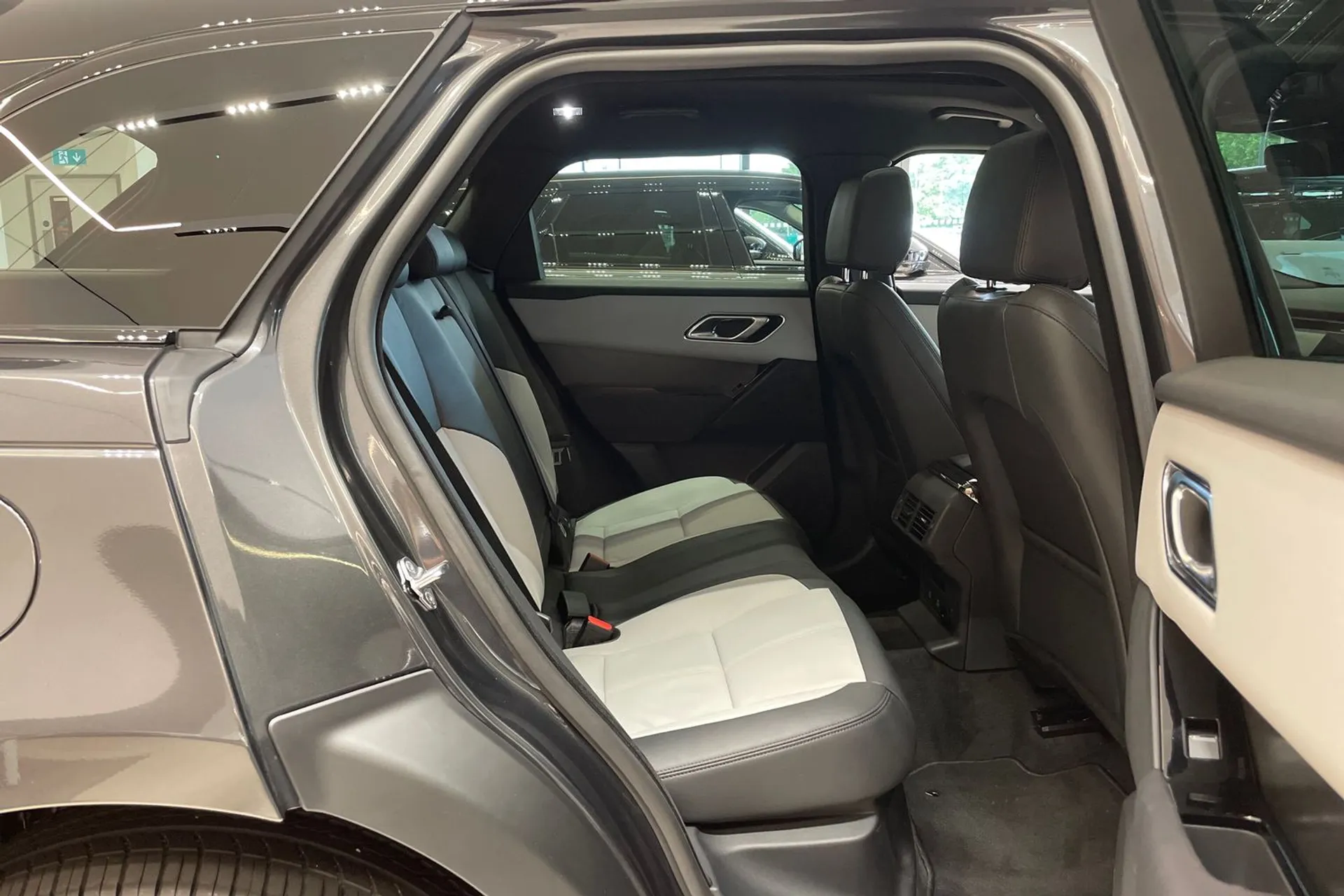 LAND ROVER RANGE ROVER VELAR thumbnail image number 32