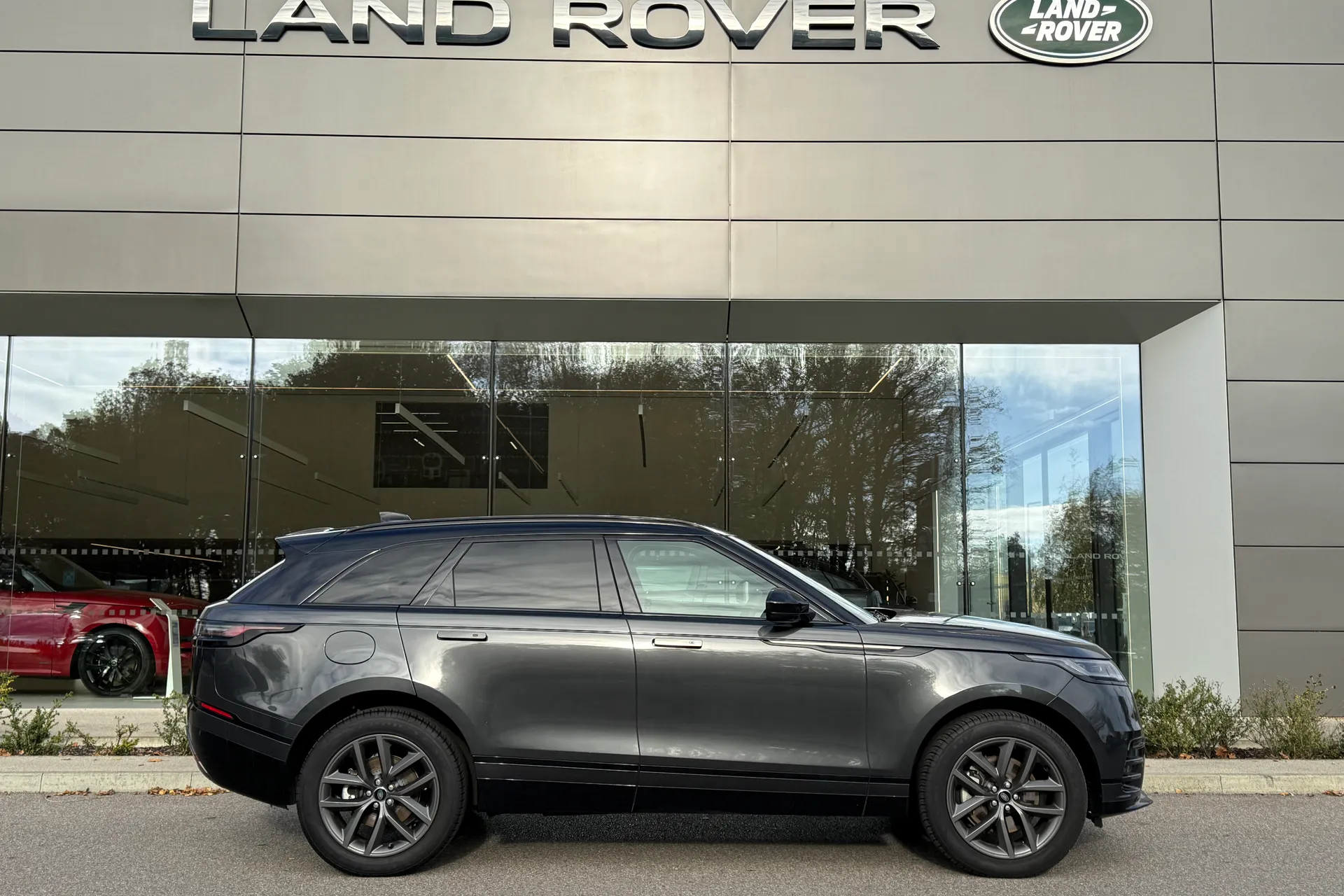 LAND ROVER RANGE ROVER VELAR thumbnail image number 2