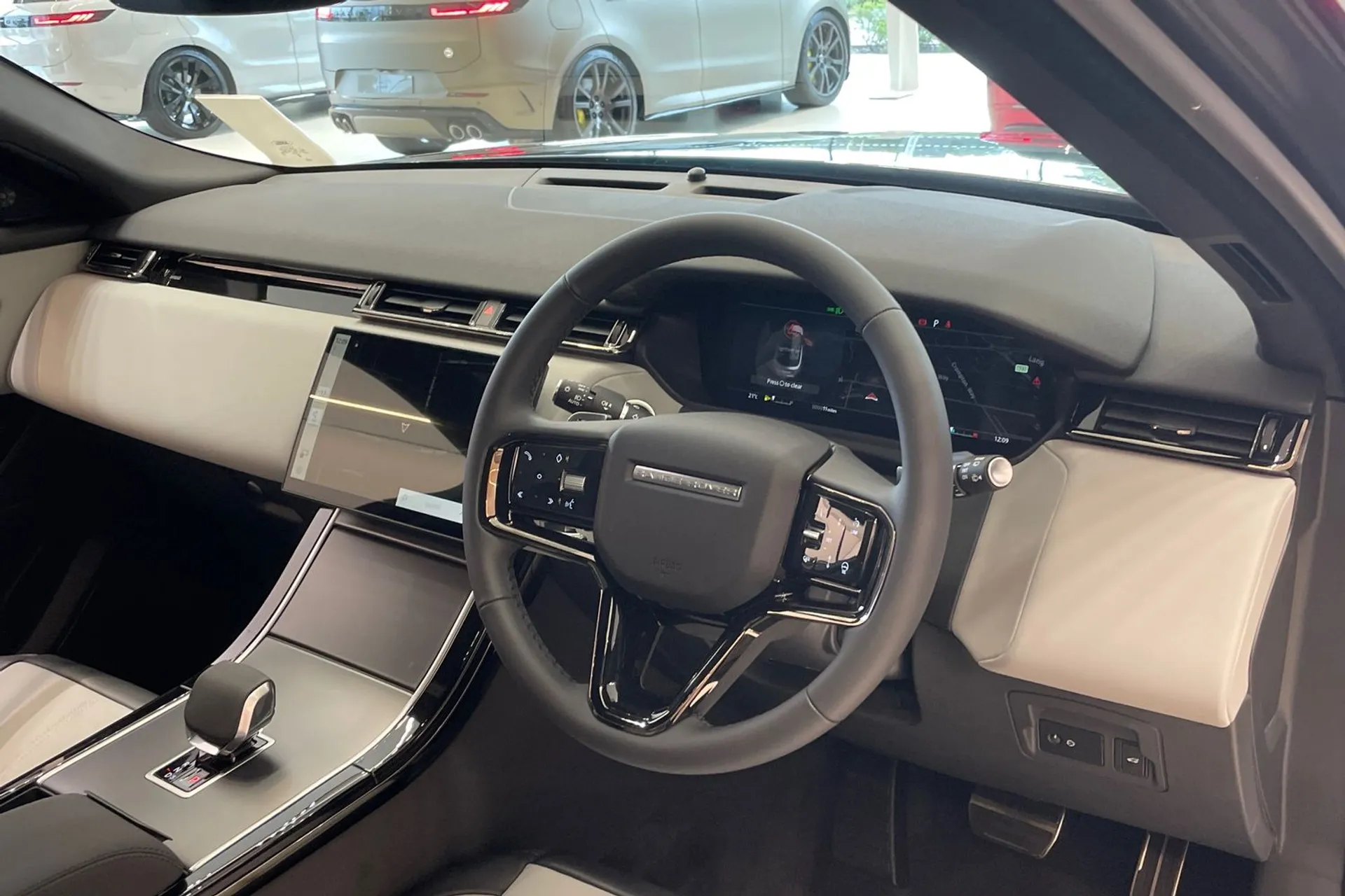 LAND ROVER RANGE ROVER VELAR thumbnail image number 38