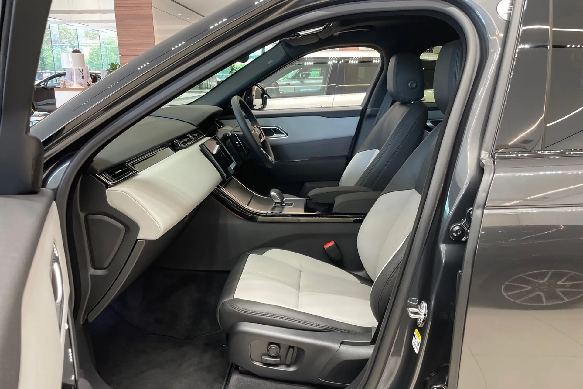 LAND ROVER RANGE ROVER VELAR thumbnail image number 40