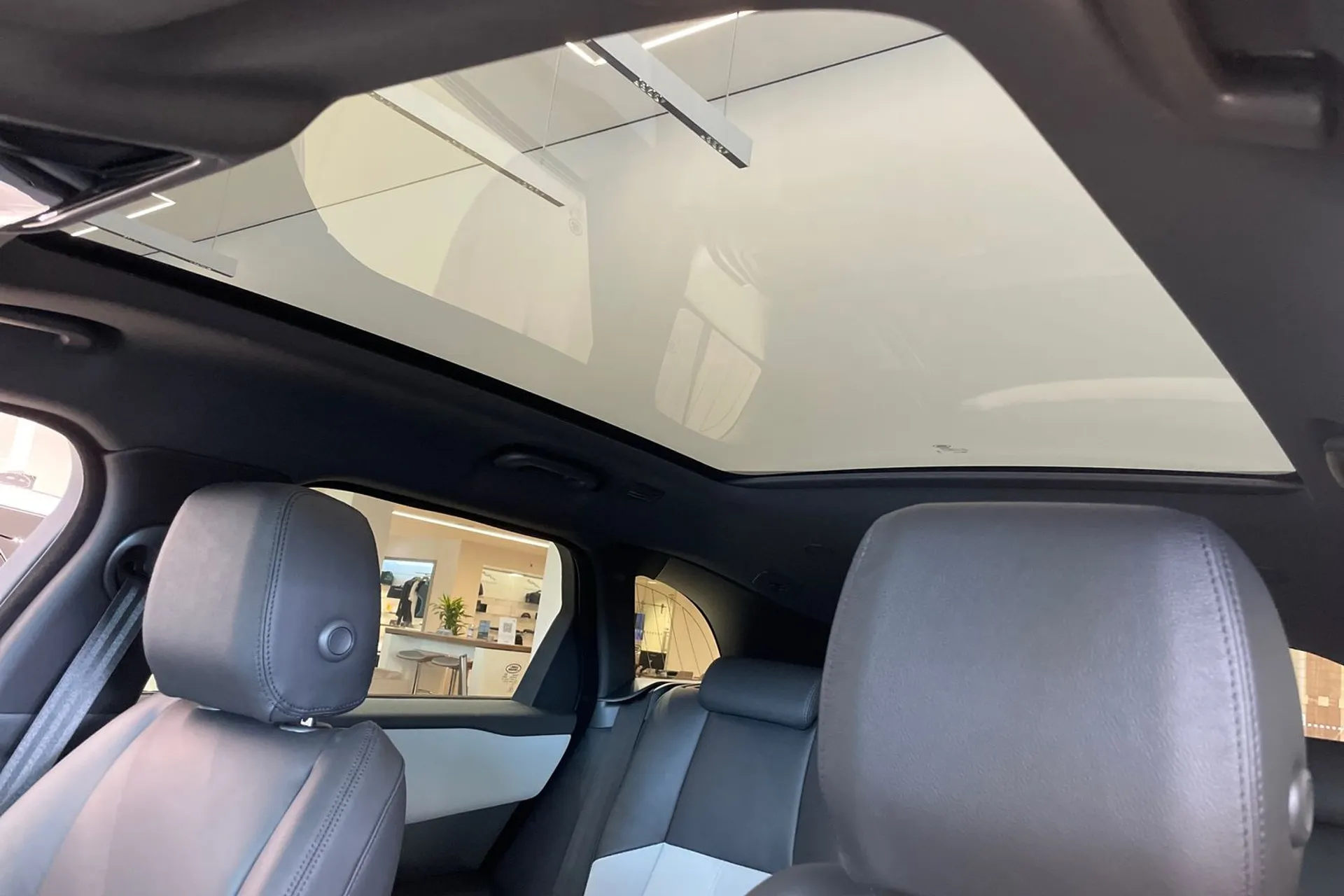 LAND ROVER RANGE ROVER VELAR thumbnail image number 4