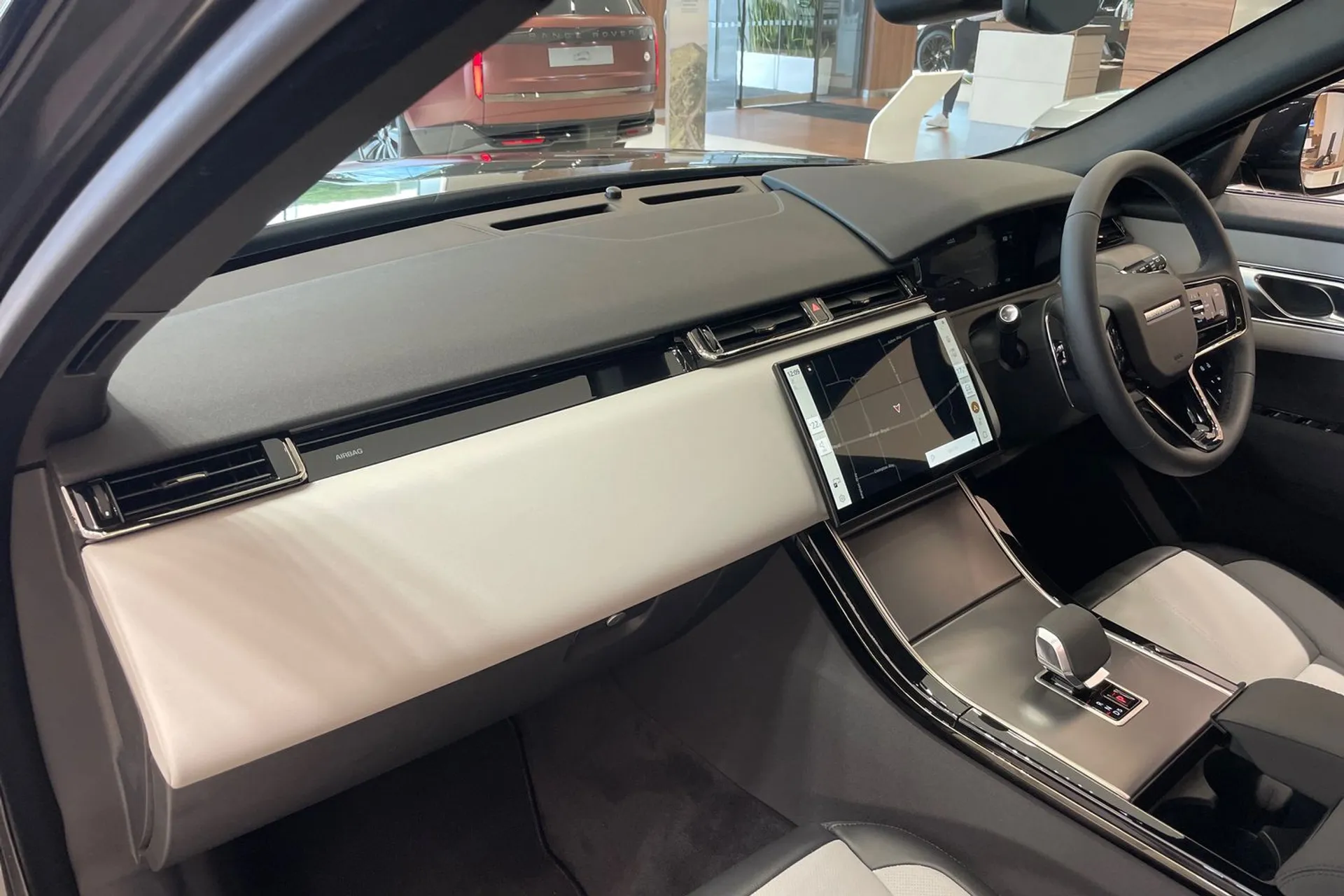 LAND ROVER RANGE ROVER VELAR thumbnail image number 39