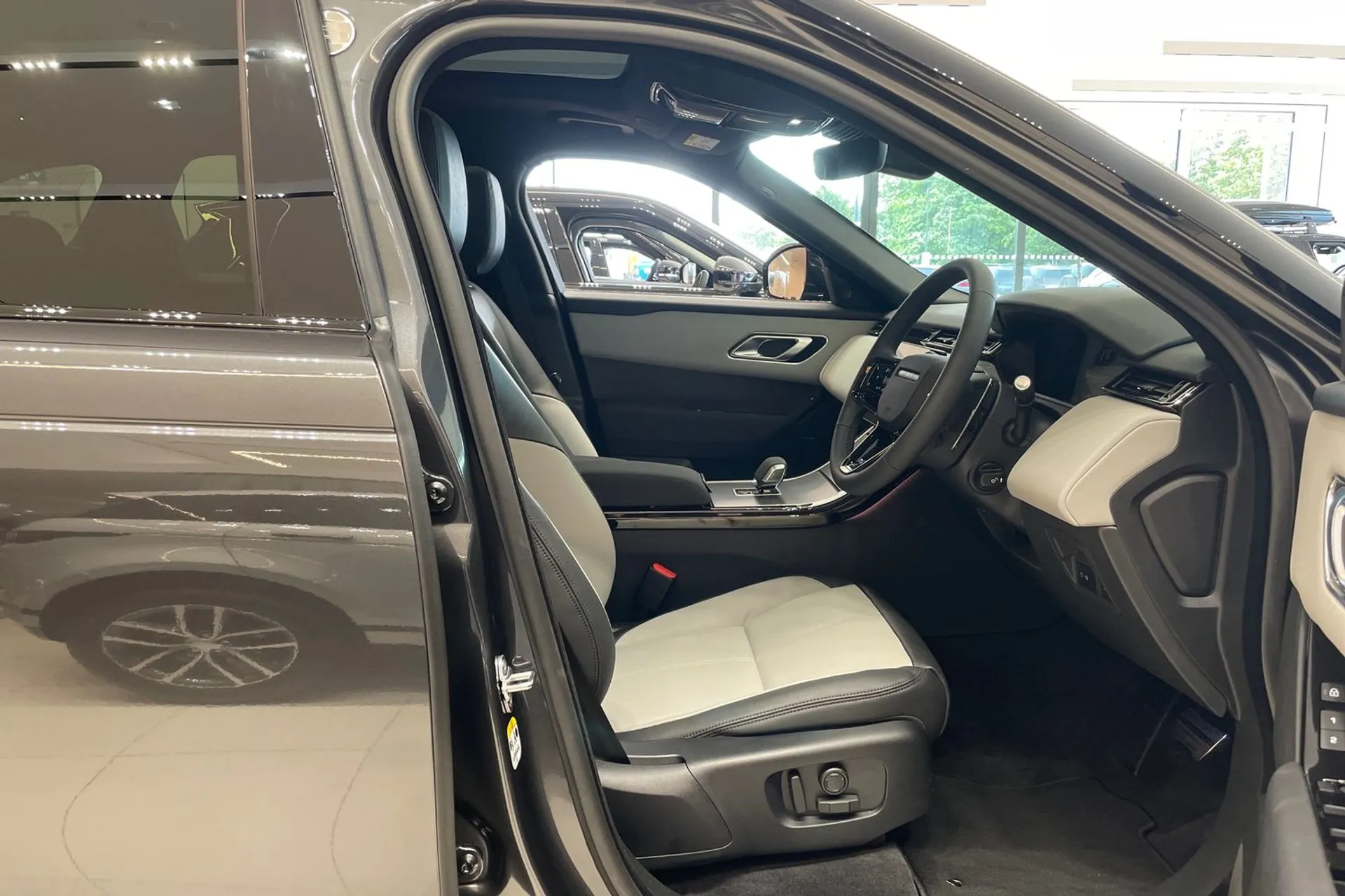 LAND ROVER RANGE ROVER VELAR thumbnail image number 37