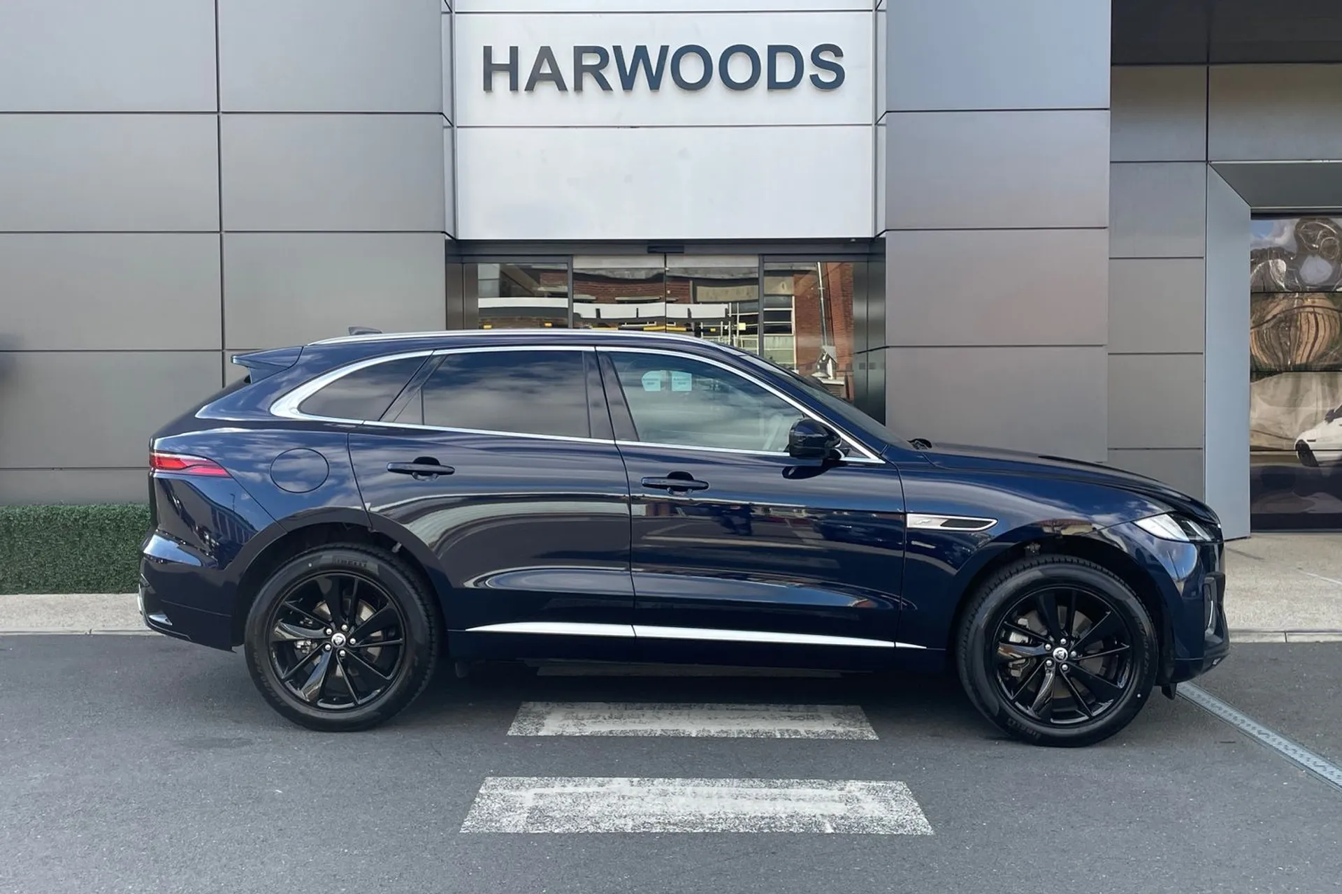 Jaguar F-PACE thumbnail image number 2