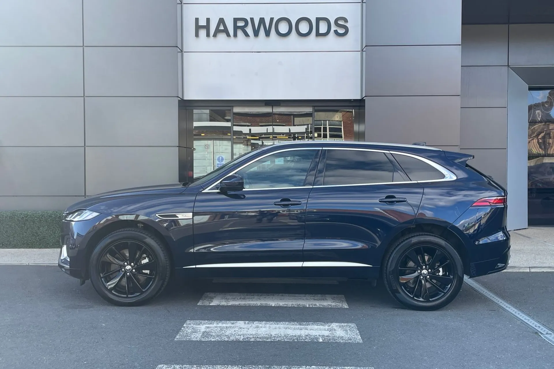 Jaguar F-PACE thumbnail image number 9