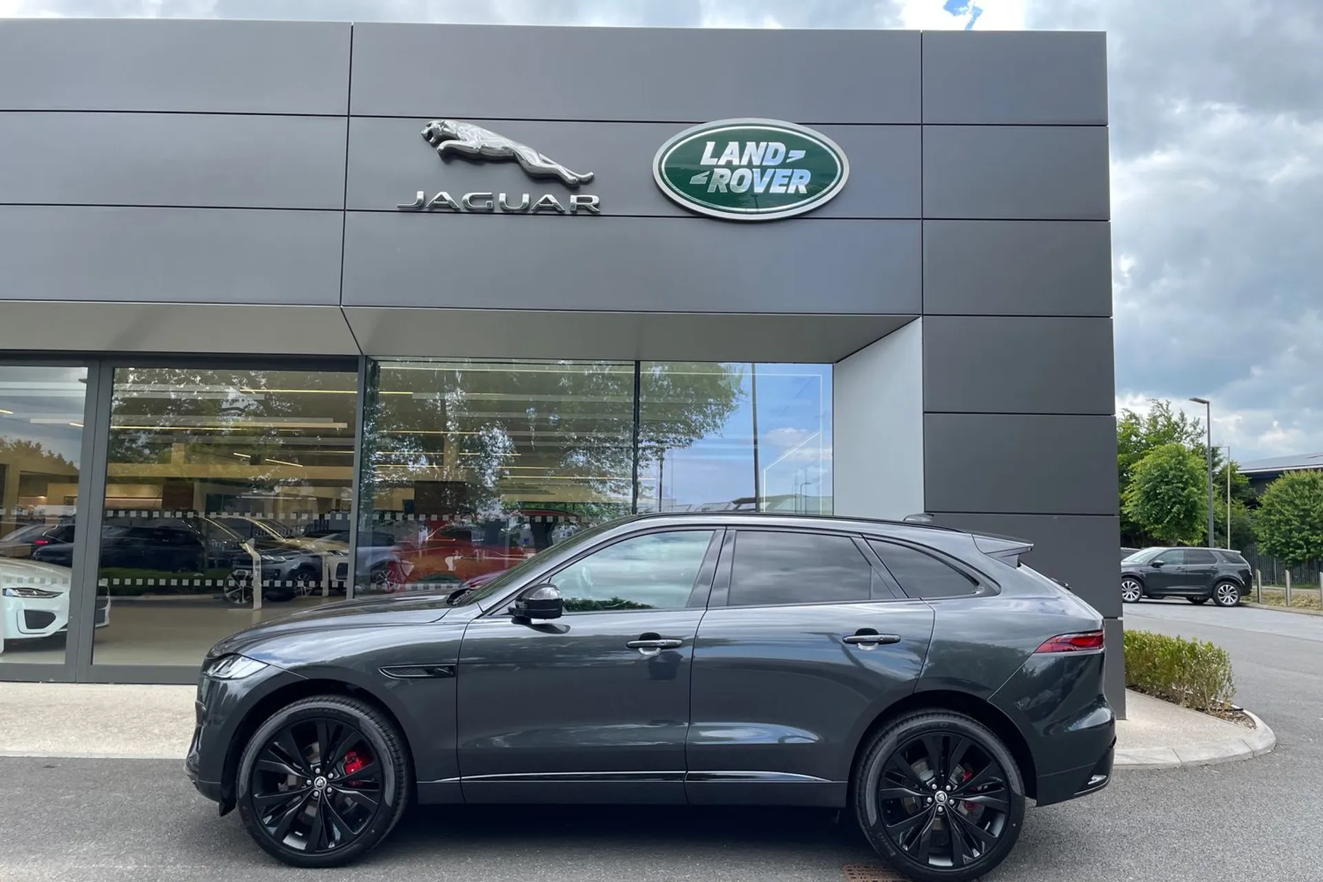 Jaguar F-PACE thumbnail image number 27