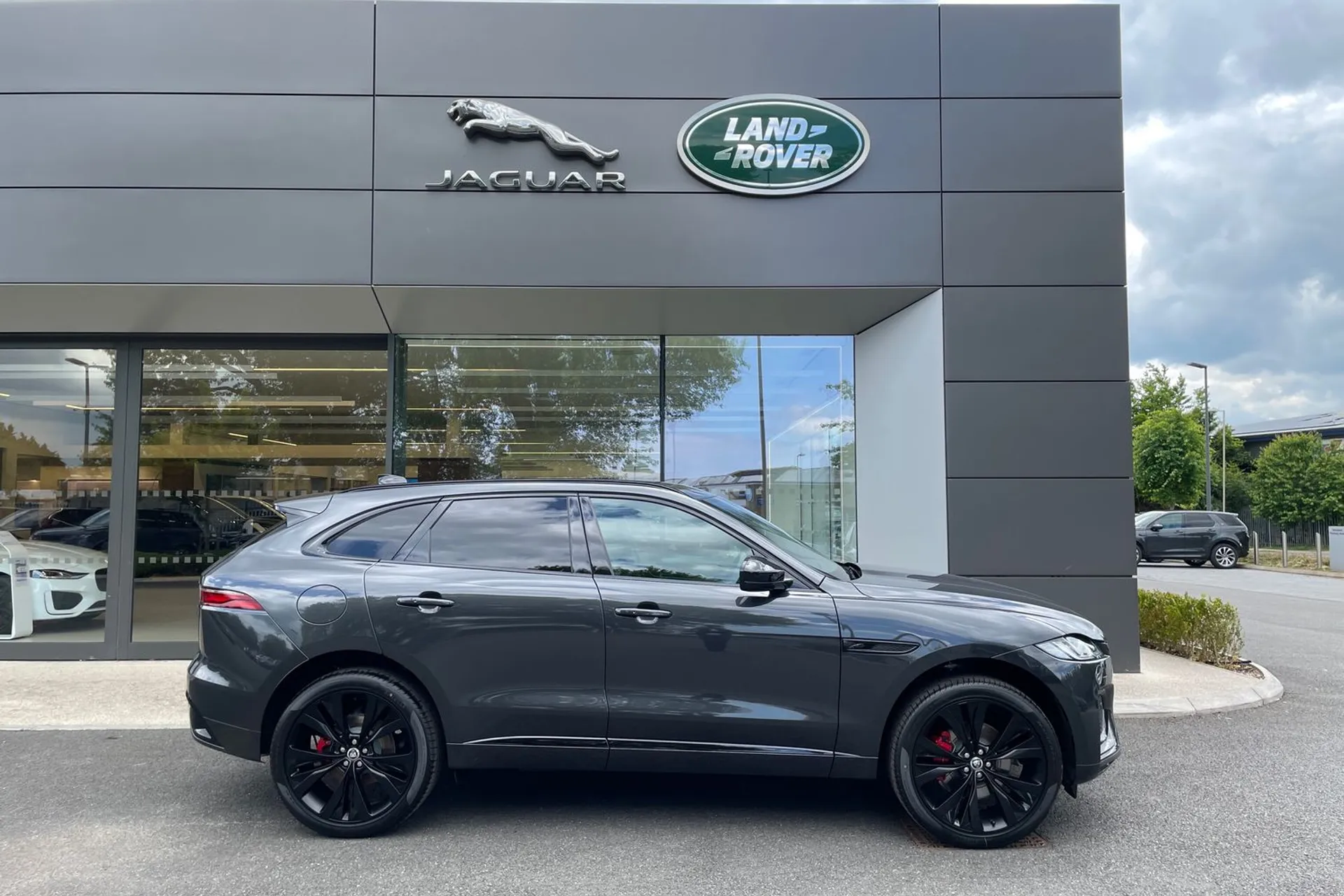 Jaguar F-PACE thumbnail image number 2