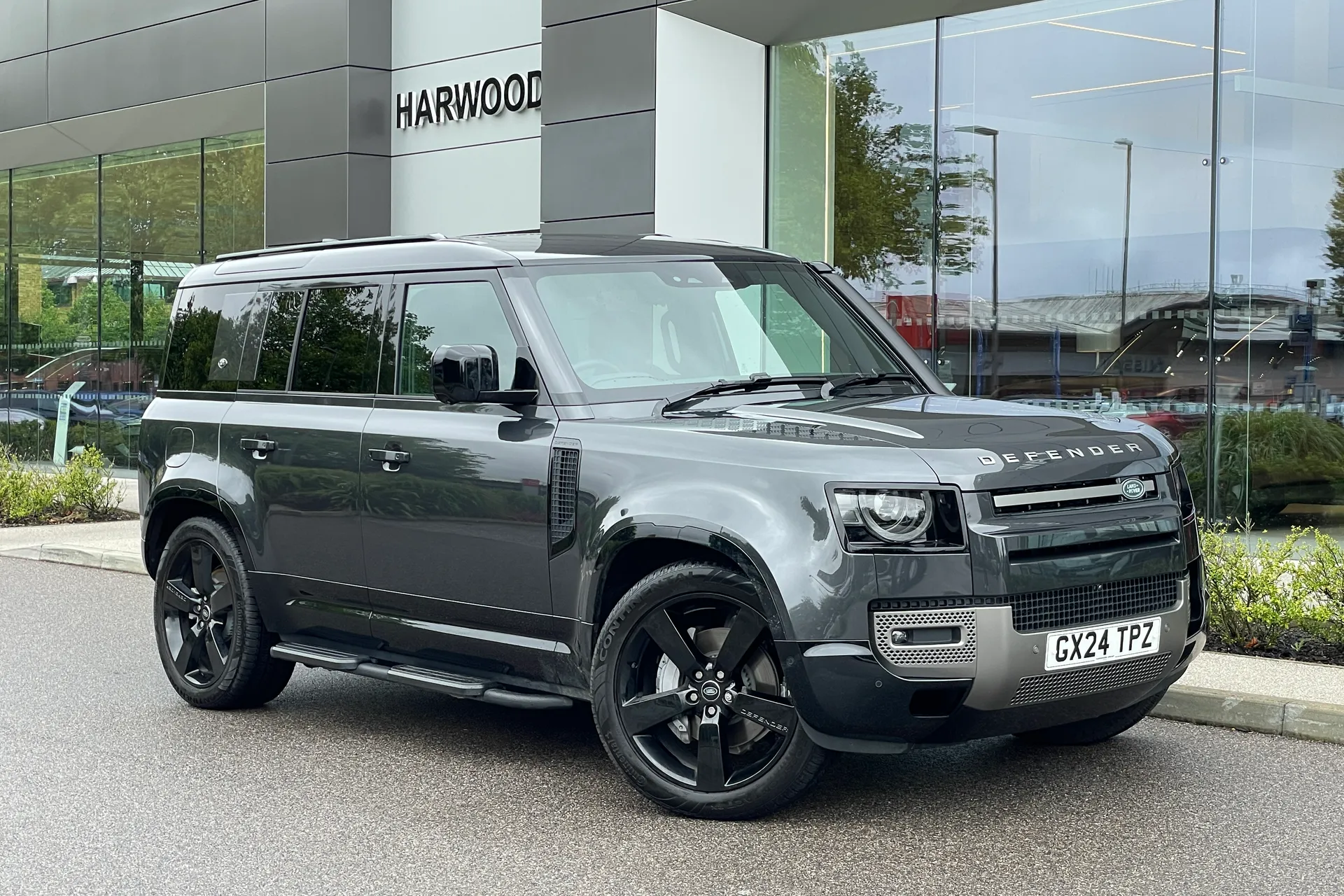 LAND ROVER DEFENDER focused image