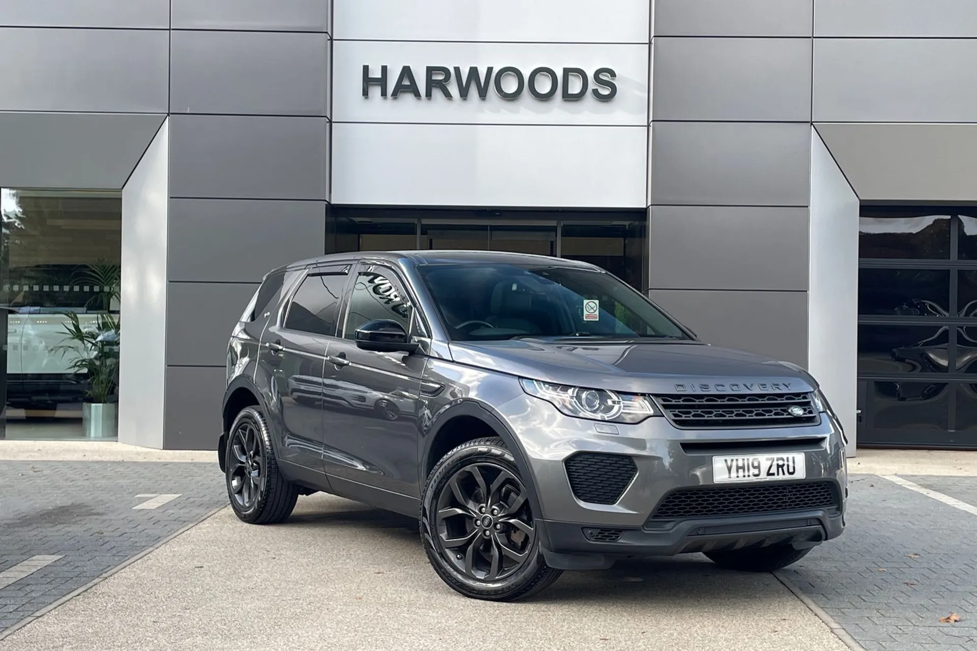 LAND ROVER DISCOVERY SPORT focused image