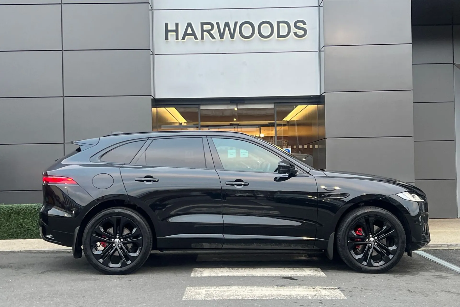 Jaguar F-PACE thumbnail image number 2