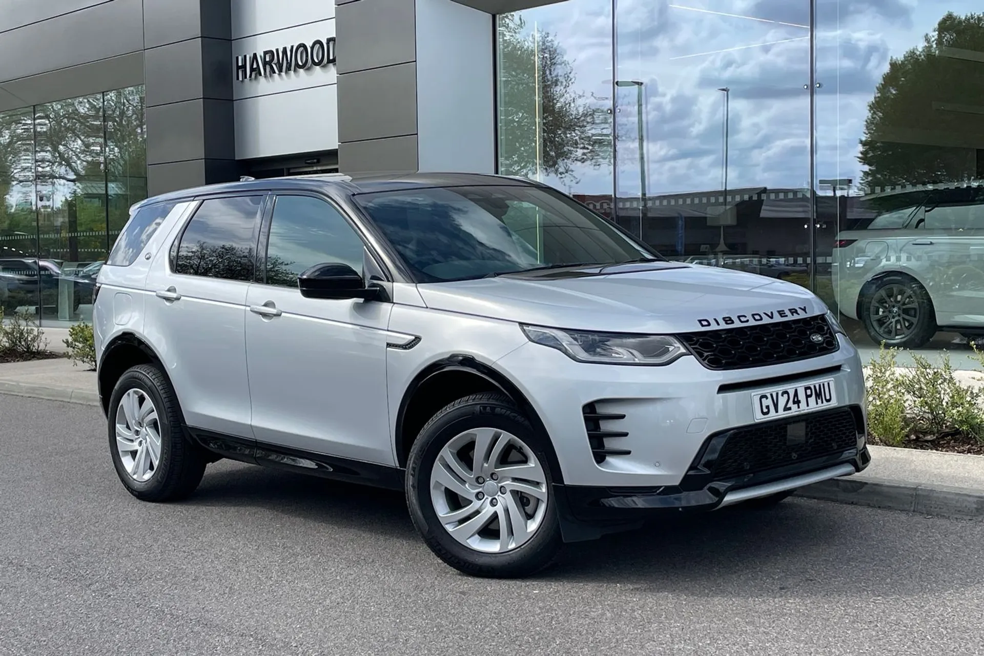 LAND ROVER DISCOVERY SPORT focused image