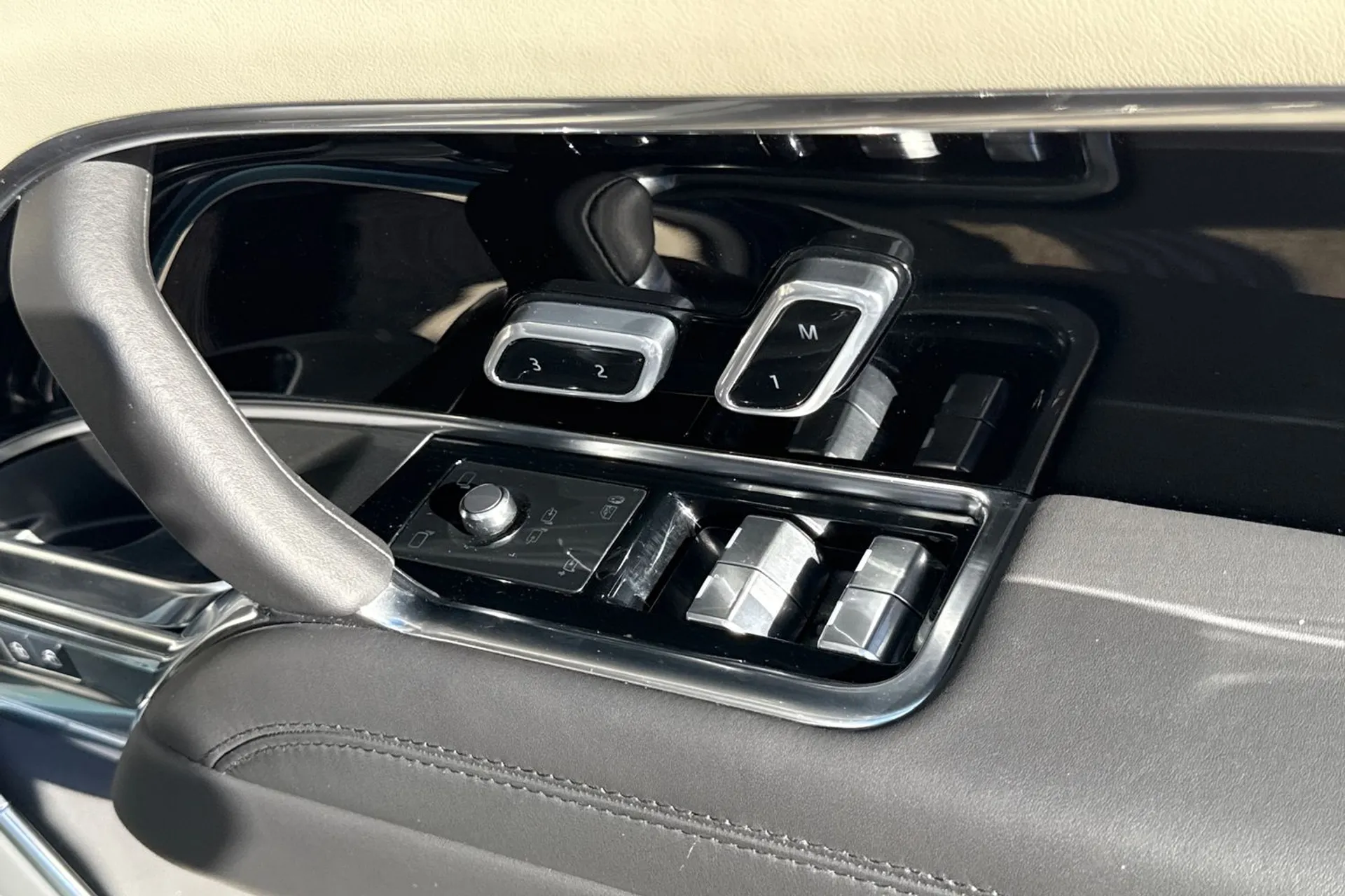 LAND ROVER RANGE ROVER thumbnail image number 23