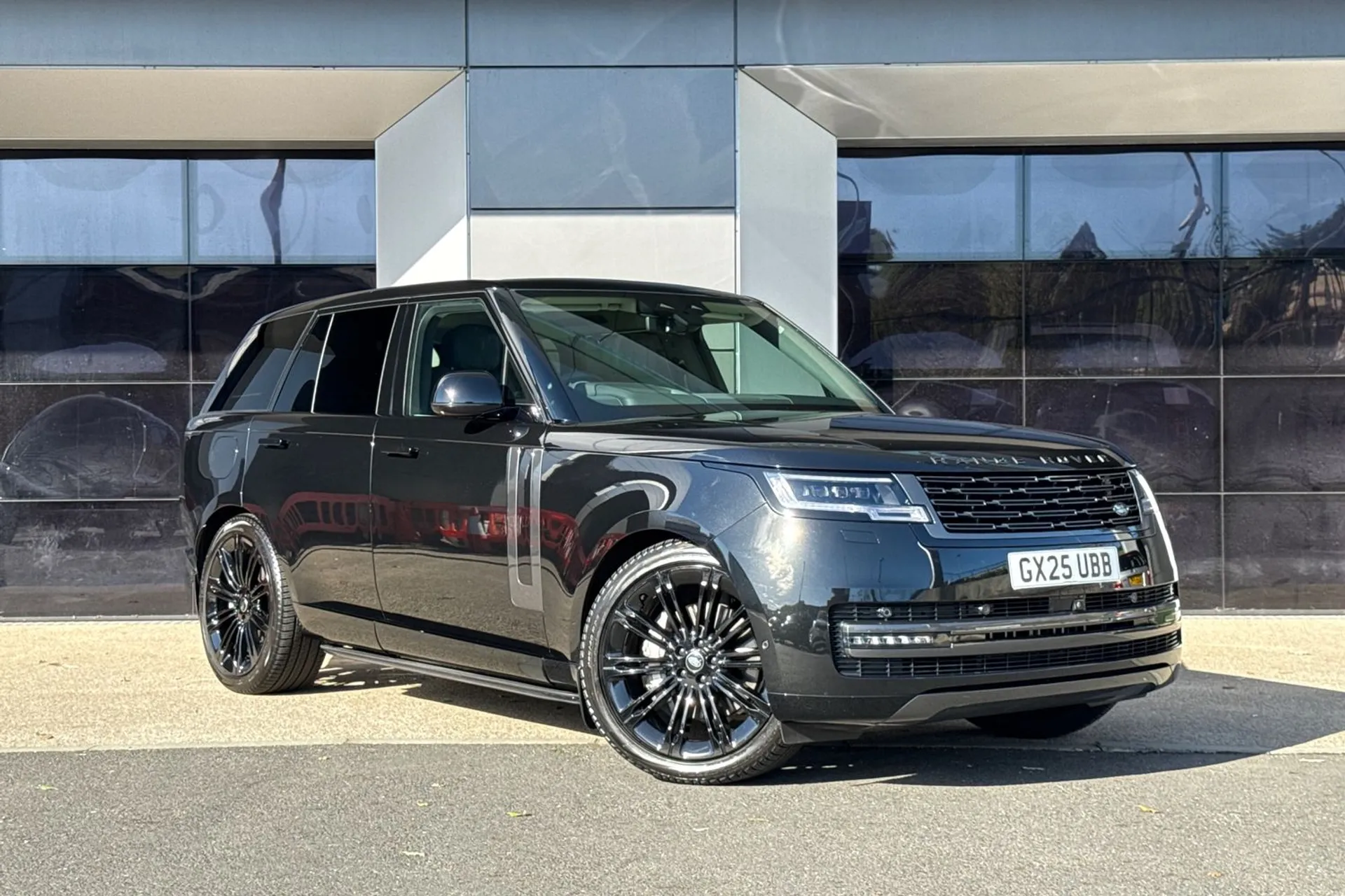 LAND ROVER RANGE ROVER focused image