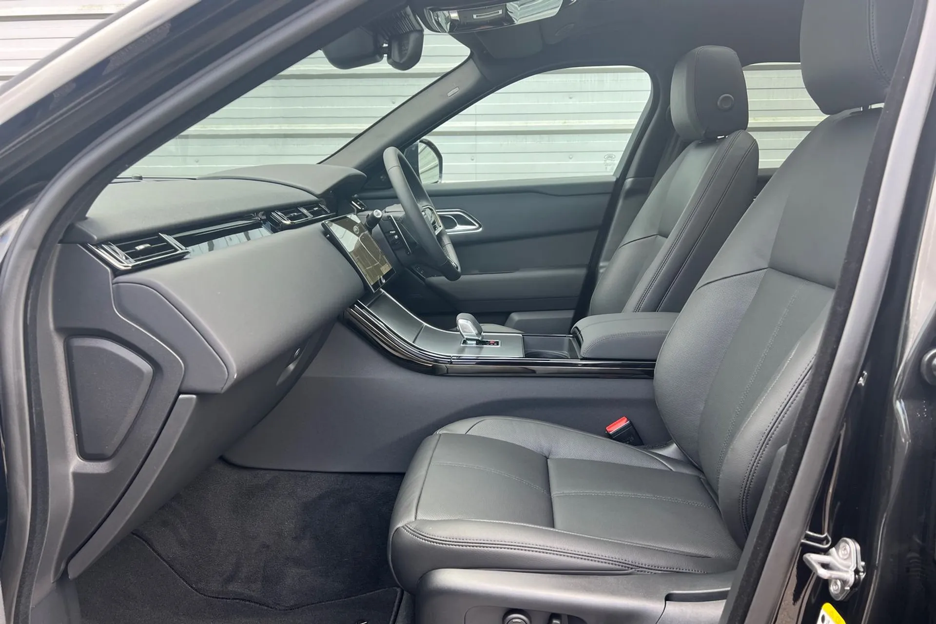 LAND ROVER RANGE ROVER VELAR thumbnail image number 35