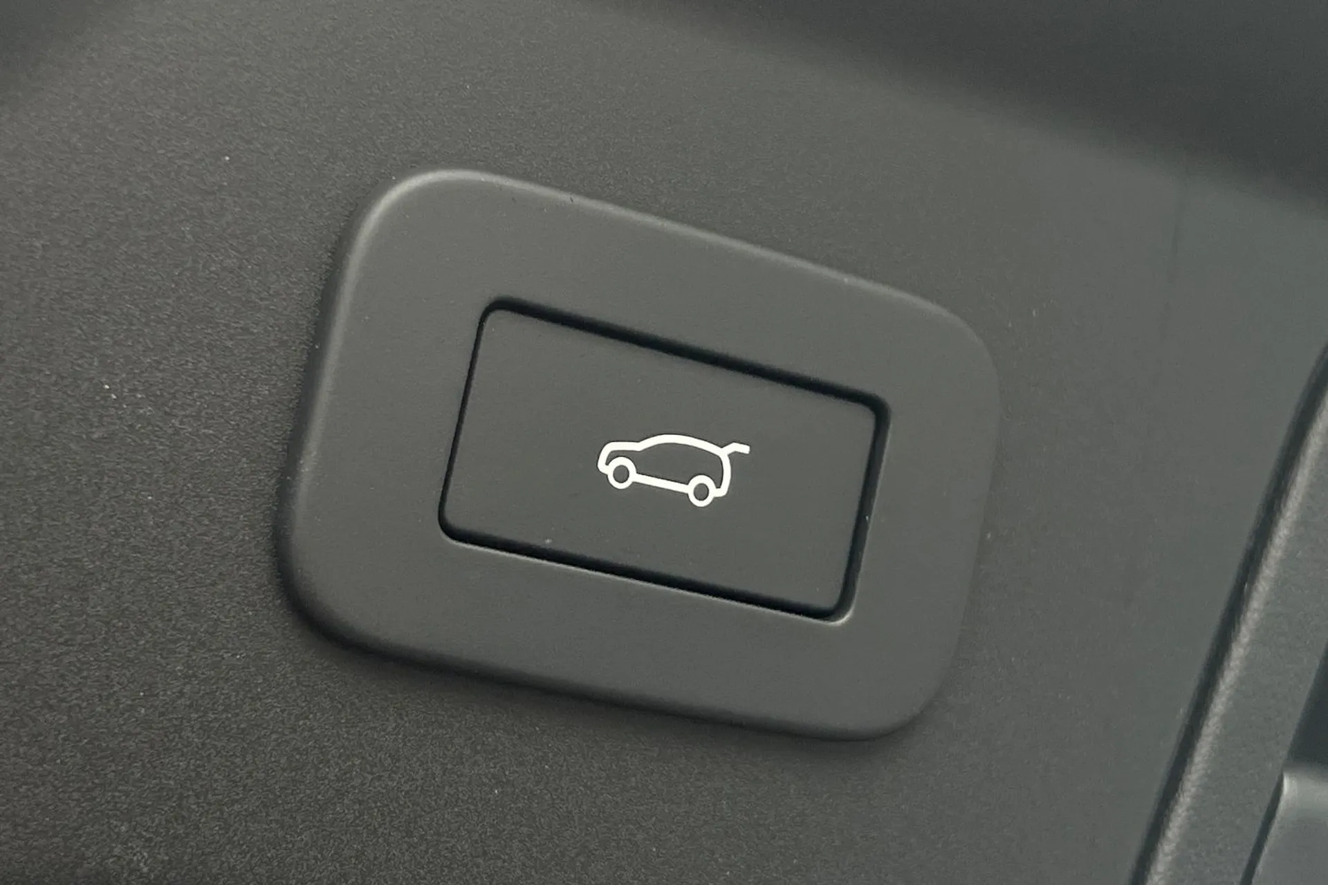 LAND ROVER RANGE ROVER VELAR thumbnail image number 25