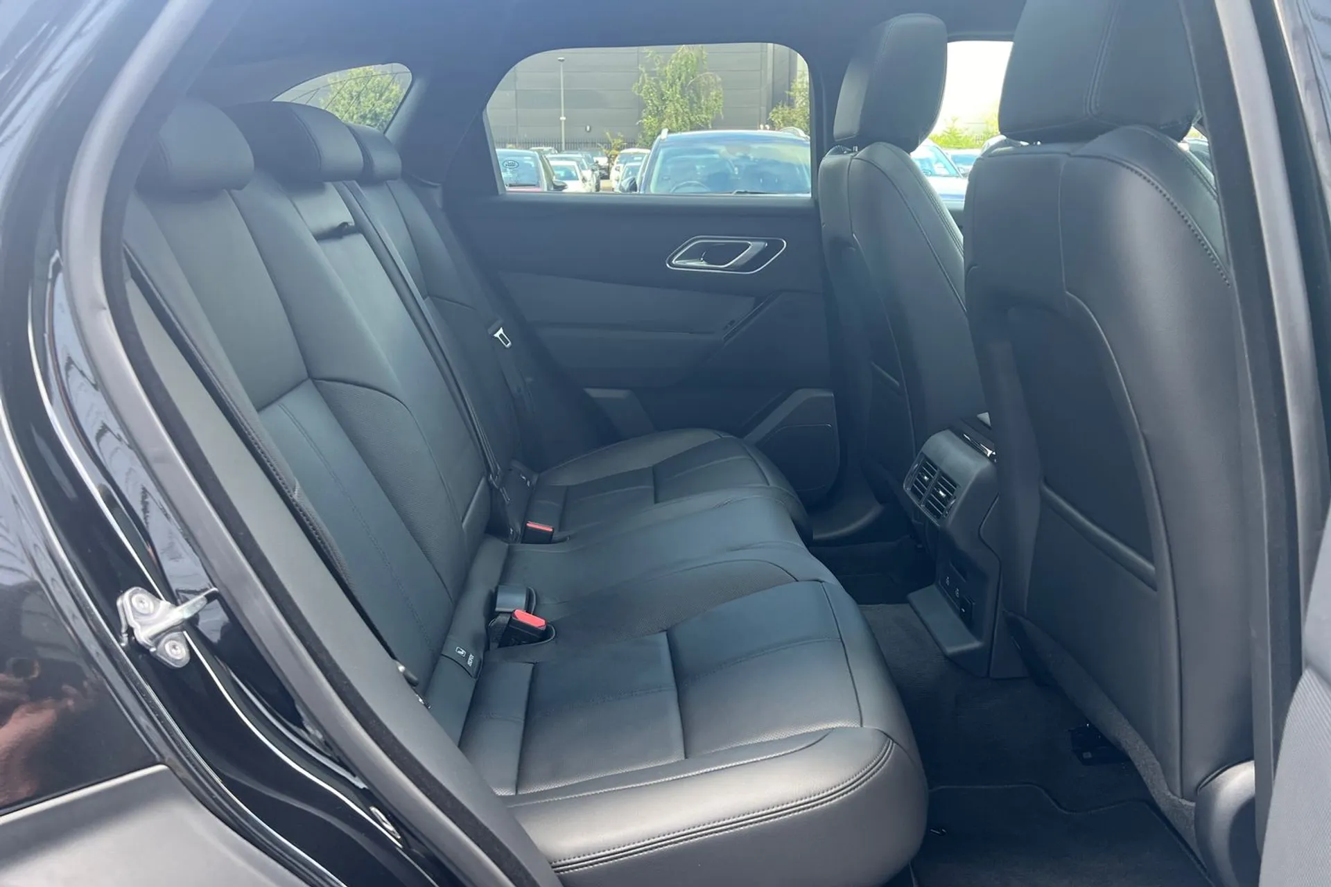 LAND ROVER RANGE ROVER VELAR thumbnail image number 29