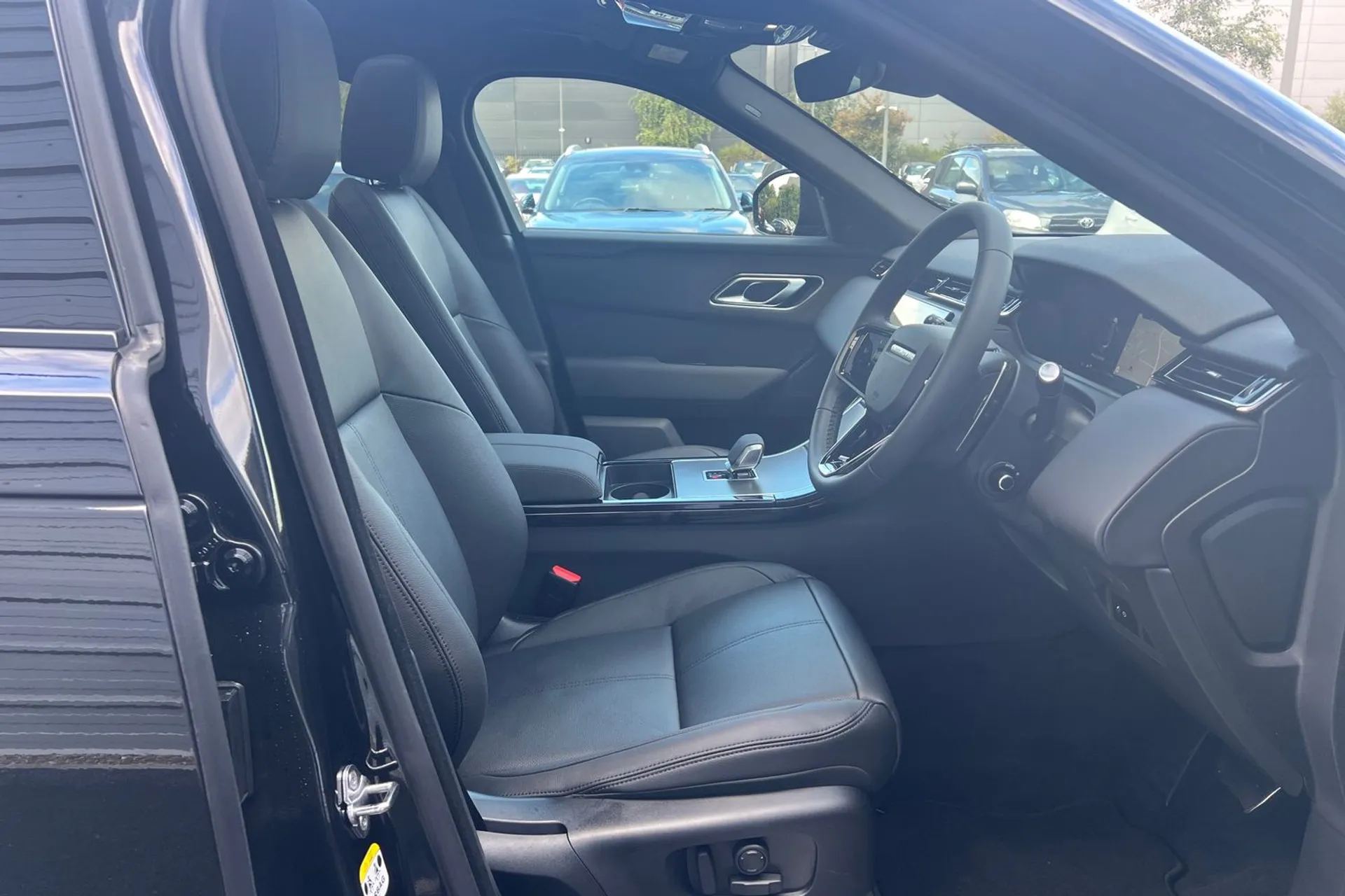LAND ROVER RANGE ROVER VELAR thumbnail image number 32
