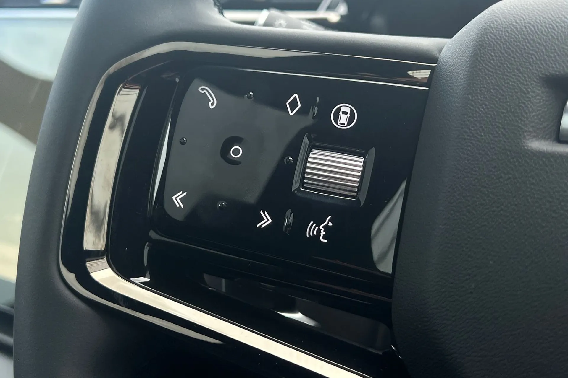 LAND ROVER RANGE ROVER VELAR thumbnail image number 39