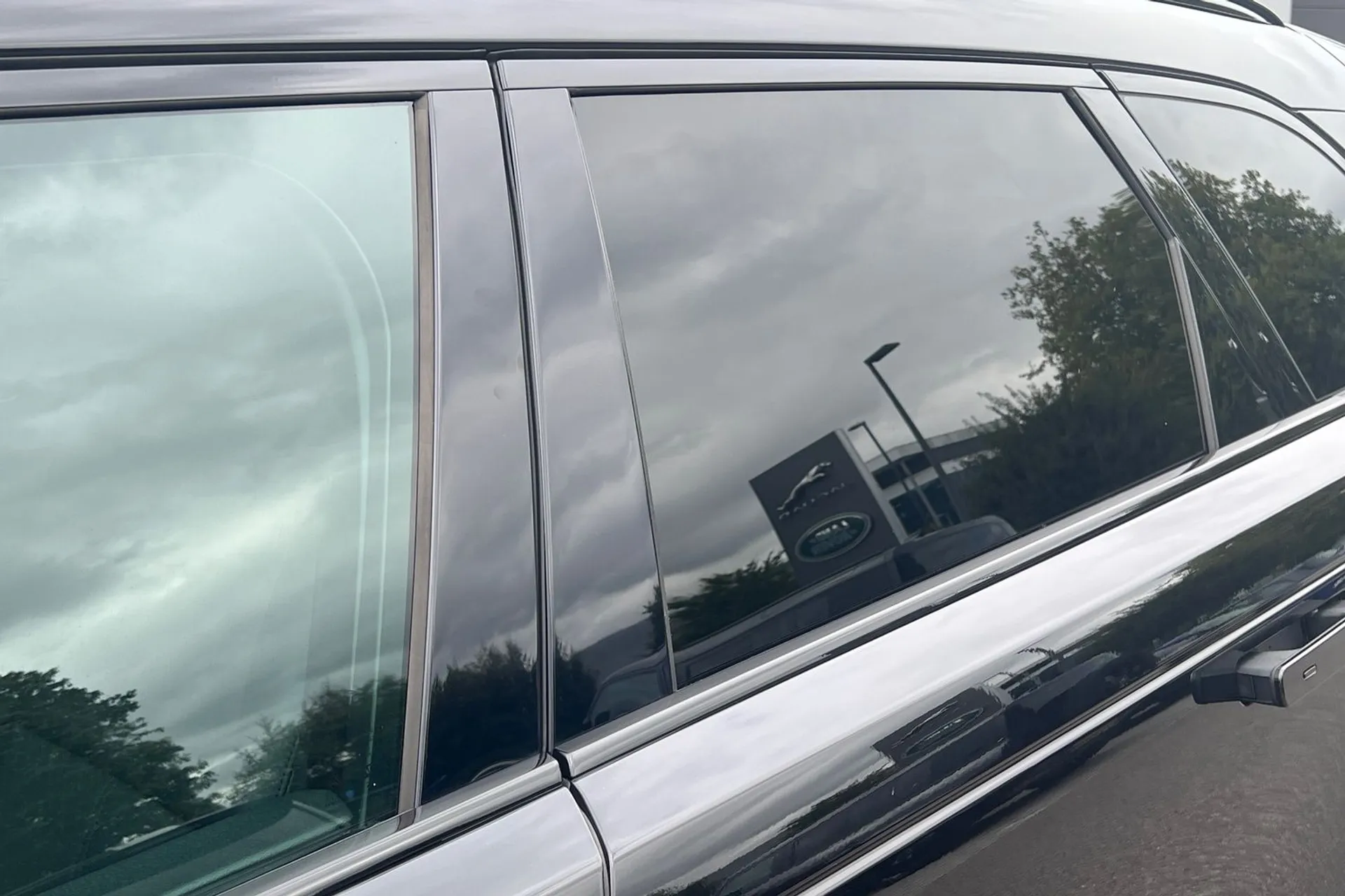 LAND ROVER RANGE ROVER VELAR thumbnail image number 16