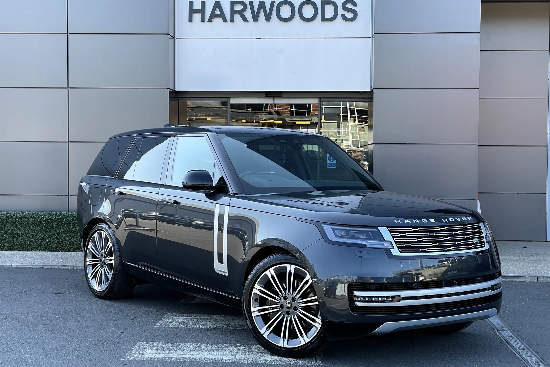 LAND ROVER RANGE ROVER focused image