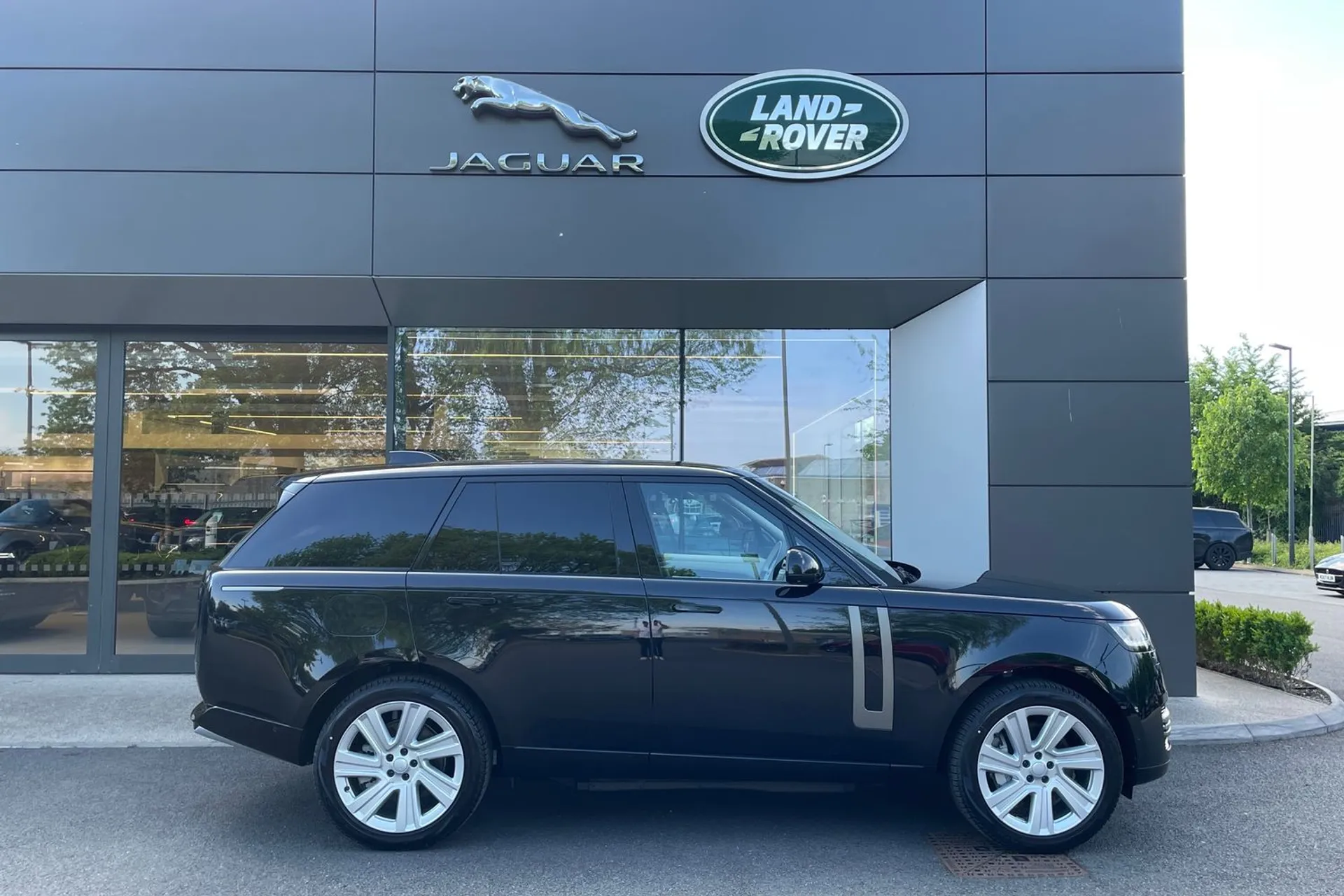 LAND ROVER RANGE ROVER thumbnail image number 2