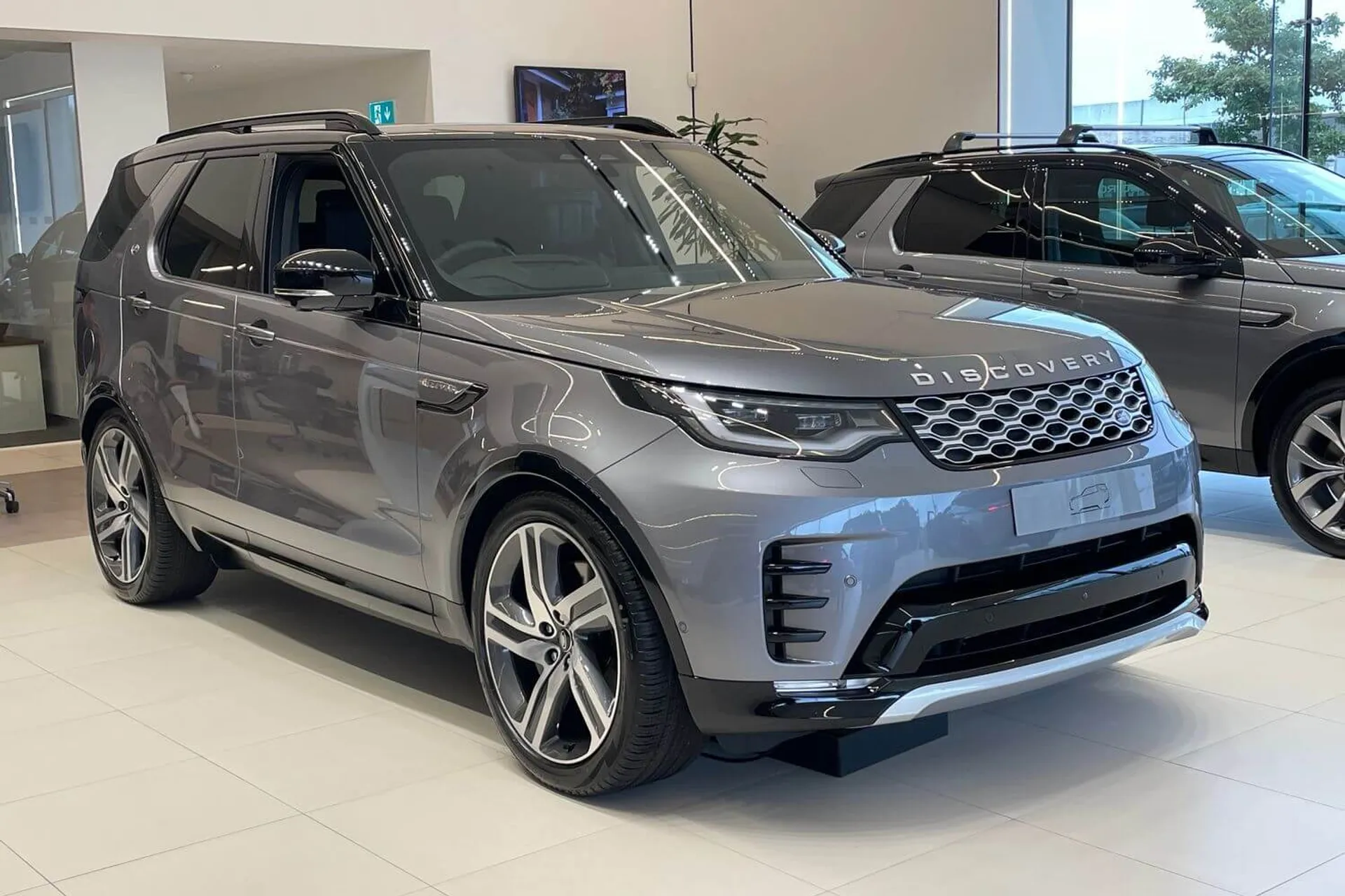LAND ROVER DISCOVERY focused image