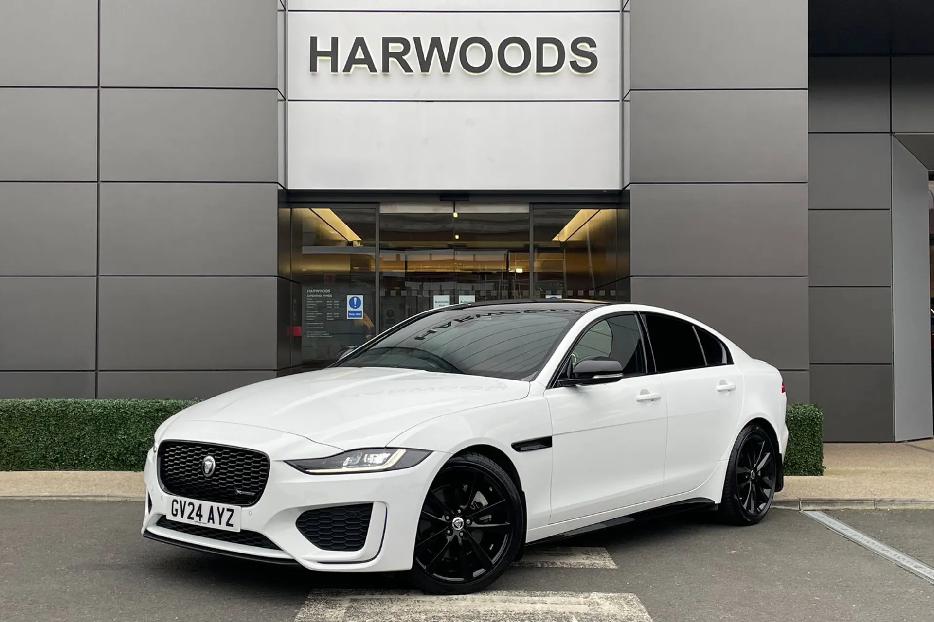 Jaguar XE thumbnail image number 13