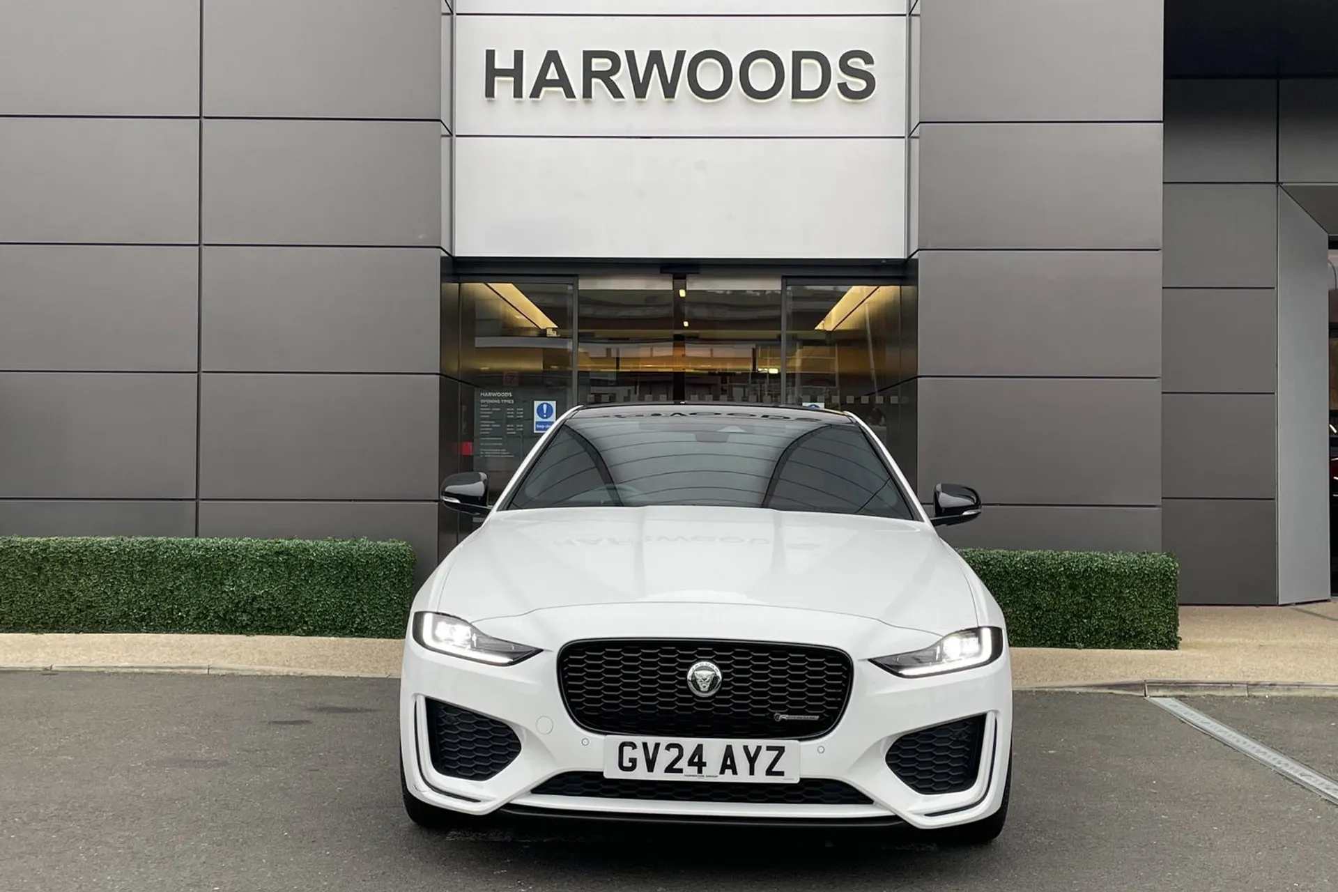 Jaguar XE thumbnail image number 14