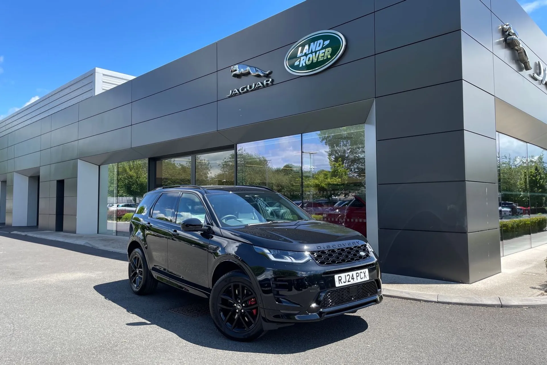 LAND ROVER DISCOVERY SPORT focused image